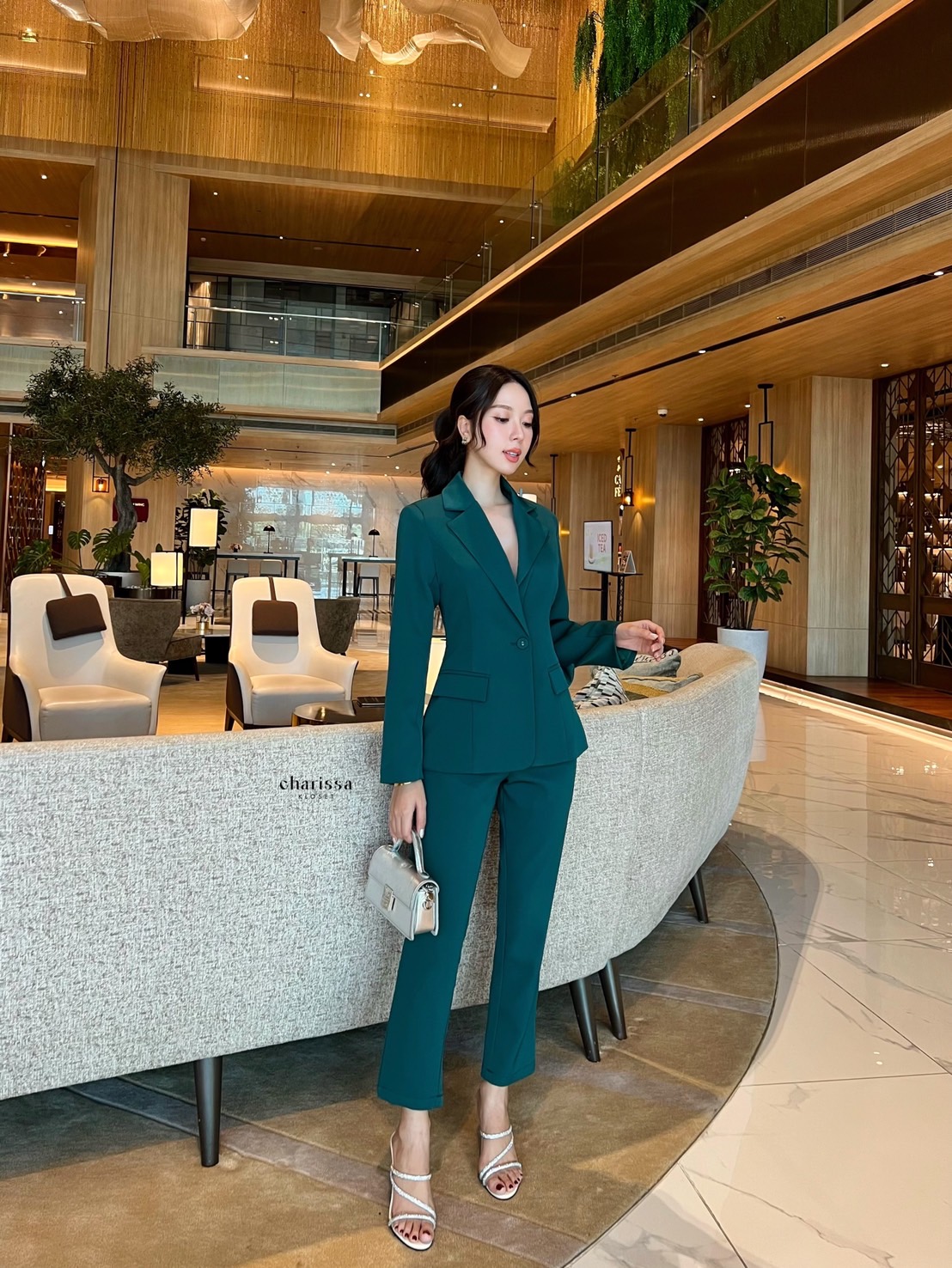 เสื้อสูท+กางเกง setsuit สีสวยไม่เหมือนใคร ตัวเสื้อมีซับในทั้งตัว แต่งกระดุม1 เม็ด กระเป๋าจริงทั้งเสื้อและกางเกง มาพร้อมกางเกงขายาว 9 ส่วน เป็นทรงกระบอกเล็ก งานดีเวอร์ อัดรีดกาวทั้งชุด งานคุณภาพสุดๆและหรูมากคะ