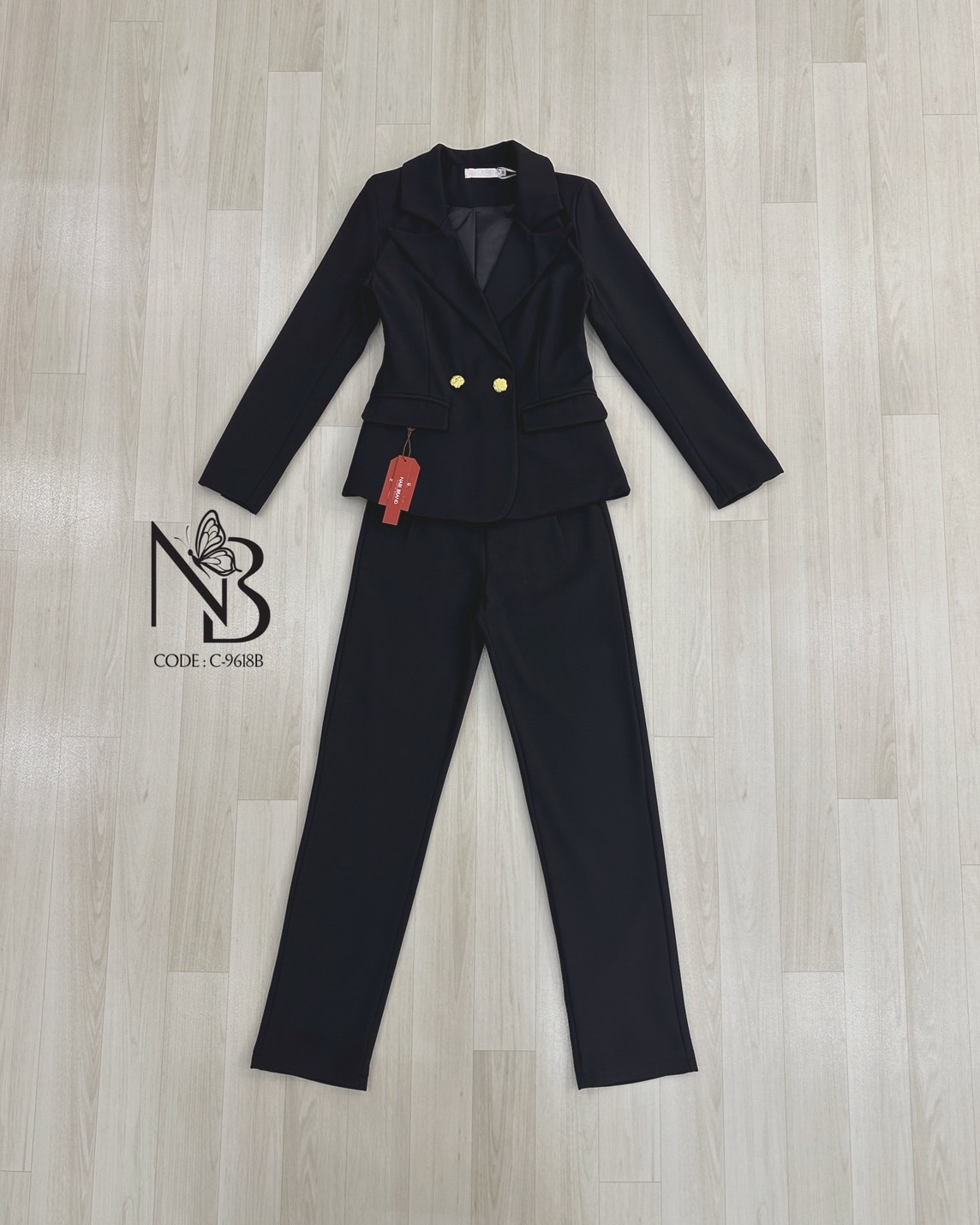 ชุดเซทสูท 2 ชิ้น ผ้าดีมาก สุดหรู สีดำ เสื้อสูทแขนยาวแต่งกระดุมสีทอง 2 เม็ด และกระดุมสีทองที่ปลายแขน มีช่องกระเป๋าข้างหน้าใช้งานได้จริง ทรงปล่อยๆใส่สบายๆ คู่กับกางเกงขายาวกระบอกเล็ก ทรงตะขอเกี่ยว ซิบหน้า มีกระเป๋าข้างและช่องเข็มขัด ชุดมีซับในอย่างดี ทั้งชุ