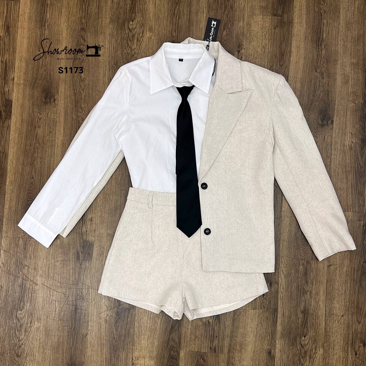 S1173 Korea suit set เกาหลีเกาใจไม่ไหว กับเซ็ตสูทที่จัดกันมาเต็มๆแบบ 4in1 คุ้มไม่รู้จะคุ้มยังไง งานสวยแค่ไหนให้ภาพอธิบายค่ะ ดีไซส์เรียบหรู สีสุภาพ ใช้ผ้าอย่างดีในการตัดเย็บค่ะ บุซับ งานสวย คอมพลีทลุคครบจบในชุดเดียว #showroombrand #งานป้ายshowroom #งานป้าย