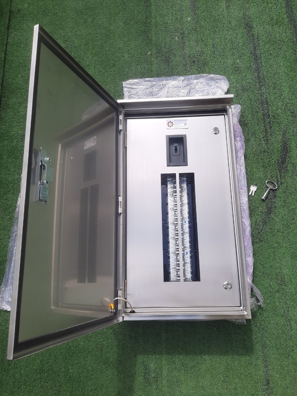 LOAD CENTER 100A ตู้สแตนเลส 304 มีหลังคาสโลป W450xH800xD152mm. (42ช่อง)