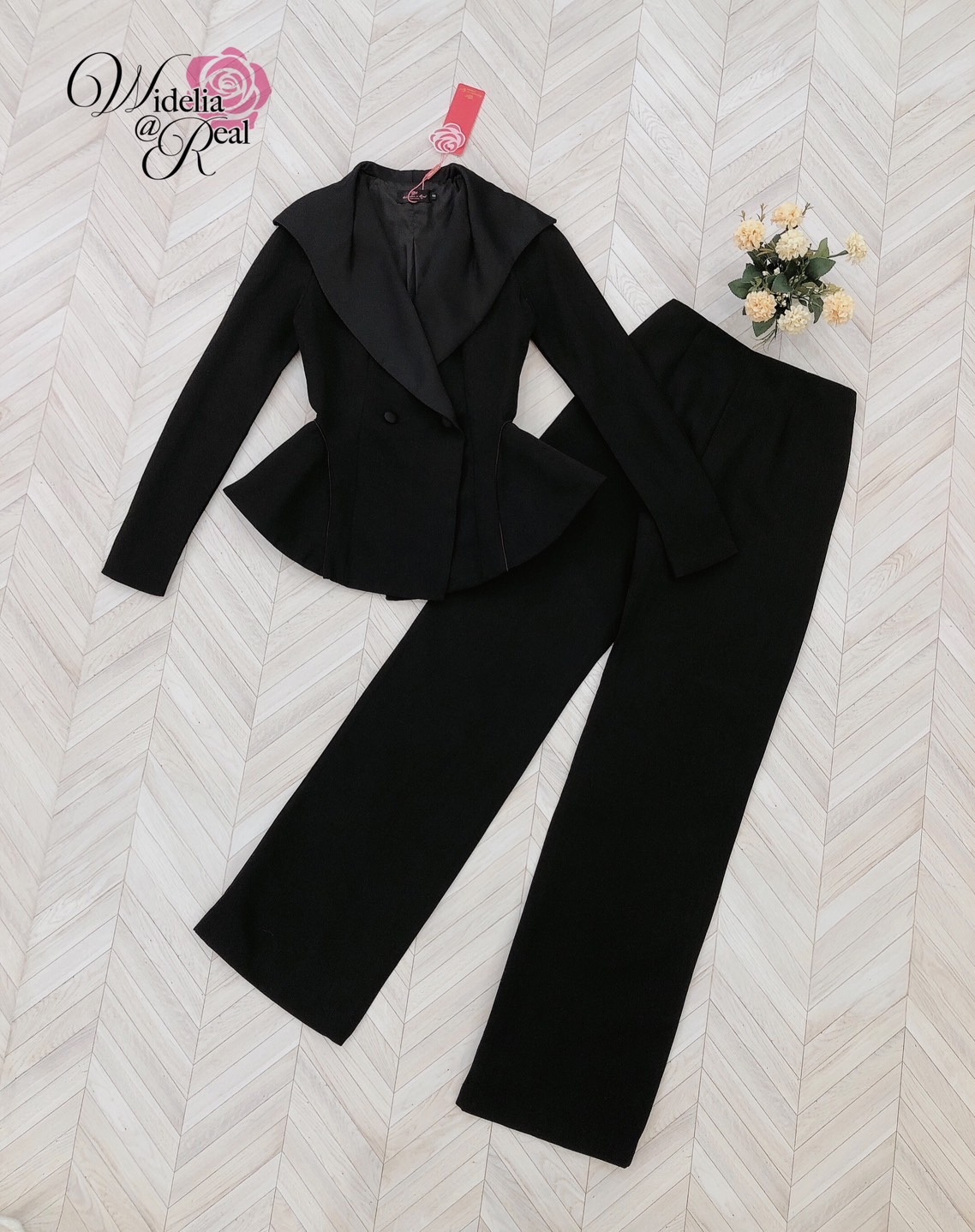 Set เสื้อสูทกับกางเกงขายาว ตัวเสื่อผ้าเงาปกใหญ่ ชายเสื้อทรงบาน กางเกงขากระบอก เอวสูง ซิปหลัง ทรงสวยเท่ห์หรูหรามากเหมาะกับ Working woman สุดๆ เนื้อผ้าอย่างดี ดีไซน์เรียบหรูดูดีสุดๆ งานสวย ทรงเป๊ะ ใส่ดูดีไม่มีเอ้า รับรองใส่ทำงานได้ตลอดแน่นอน ห้ามพลาดเด็ดขาด