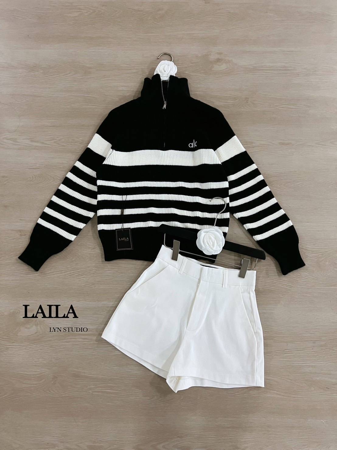 Tag : LAILA Detail: SET เสื้อ+กางเกง เสื้อแขนยาวทรงคอปีนงานผ้าสเวตเตอร์นุ่มนุ่มฟูฟู แต่งลายทางสลับขาวดำ งานมีซิปด้านหน้าช่วงบน ดีไซน์โลโก้aloปักที่หน้าอก มาพร้อมกางเกงขาสั้นทรงผู้ดี งานผ้าสวยทรงเป๊ะเข้ารูป ให้ลุคสปอร์ตสไตล์สาวเท่สุดๆ **งานแฟชั่นนำเข้าby l