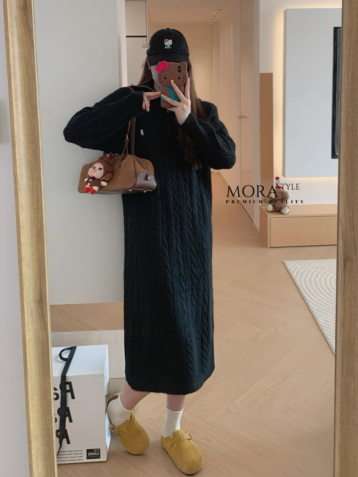 เดรสไหมพรหมแขนยาว คอเต่า เนื้อผ้านุ่มใส่สบาย ปักโลโก้ด้านหน้า มีซิปรูด เป็นอีกหนึ่งคอลเลคชั่นแนะนำสำหรับหนาวนี้เลยค่าา