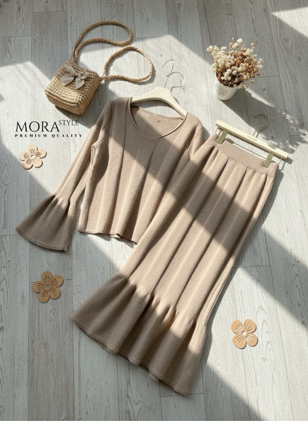 เซ็ตไหมพรม 2 ชิ้น เสื้อแขนยาวมี detail ลายร่องใหญ่ ผ้ายืดยืดหยุ่นใส่สบาย มาพร้อมกับ กระโปรงยาวปลายทรงปล่อยระบาย ใส่เที่ยวได้หลายโอกาสเป็นอีกรุ่นที่แนะนำมาต้องมีนะคะ