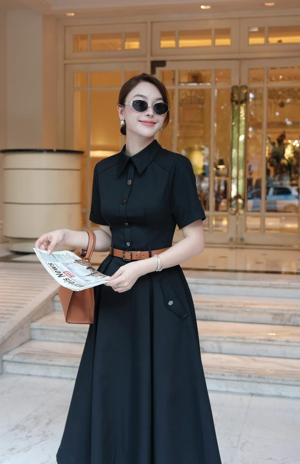 Set 2ชิ้น เดรสยาว+ เข็มขัด Maxi เดรสสีดำคอปกแขนสั้น ดีเทลแต่งกระดุมหน้า (มีซิปหลัง) ช่วงกระโปรงจับจีบคลายๆให้ทางสวยผ้าพริ้วใส่สบาย แต่งปกกระเป๋าหน้าใช้งานได้จริง