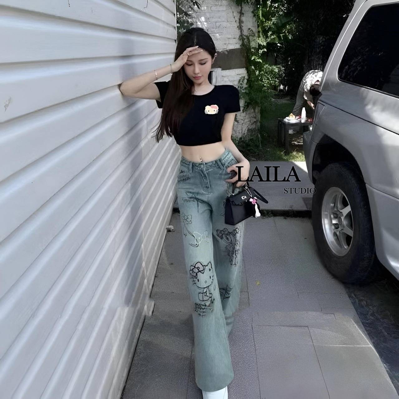 SETเสื้อ+กางเกง เสื้อยืดทรงกึ่งครอปเนื้อผ้ามีน้ำหนักเข้ารูปพอดีตัว งานแต่งน้องคิตตี้ที่หน้าอกขนฟูๆๆเพิ่มความน่ารักลงตัวสุดๆๆ มาพร้อมงานกางเกงยีนส์ขายาวยีนส์แท้100%งานแต่งรีดเพชรลายคิตตี้ทั้งหน้าแล้วหลังหลักหลายสี แมชกันเข้ากันน่ารัก สาวๆๆสาวกคิตตี้มาค่าาา