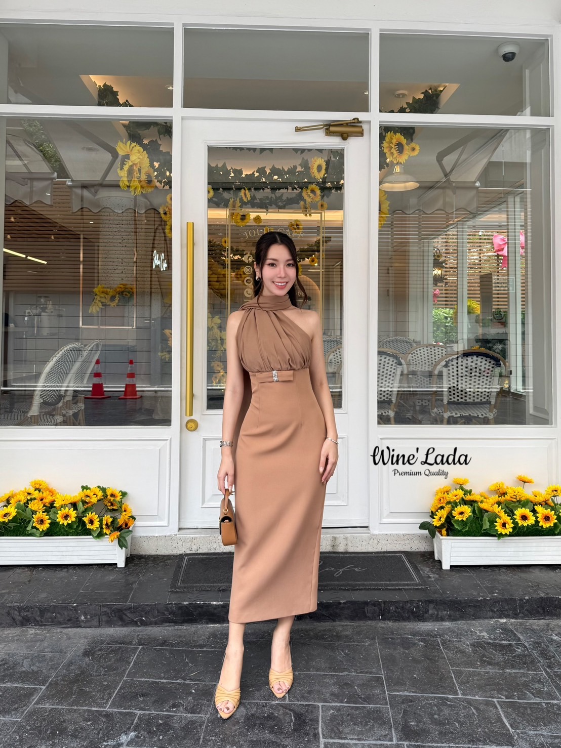 Dress.เดรสเกาะอกออกงานแต่งผ้าพันคอยาวด้านหลัง หน้าอกมีฟองน้ำ ทรงสวยเป๊ะเว่อร์ ใส่แล้วดูสูง เพียวเลยค่ะ เนื้อผ้าใส่สบาย ใส่แล้วเป๊ะ ปัง ใครได้ลองแล้วจะหลงรักค่าา รับรองคุ้มเว่อร์ งานสวยมากค่ะ #Wine'Lada