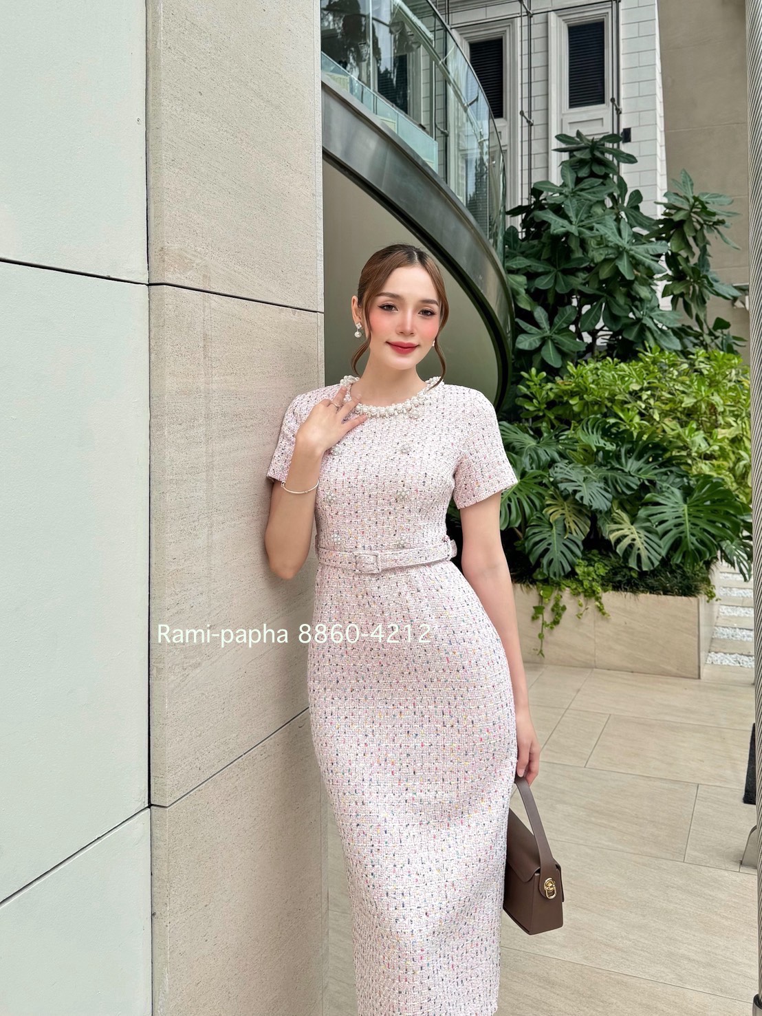 Label :: RAMI-PAPHA(รมิปภา) เดรสตัวยาว เนื้อผ้าทวีตโทนสีชมพู ทอผสมเส้นด้ายหลายแบบหลายสีสวยหรู ดีเทลคอแต่งอะไหล่มุกแซมเพรส สวยหรูโดดเด่น ด้านหน้าแต่งกระดุมสีเงินมุกล้อมเพ็ชร อกมีฟองน้ำจัดให้ทรงสวย ซับในอย่างดีทั้งตัว ชายกระโปรงด้านหลังผ่าขึ้น ซิปหลัง **เนื