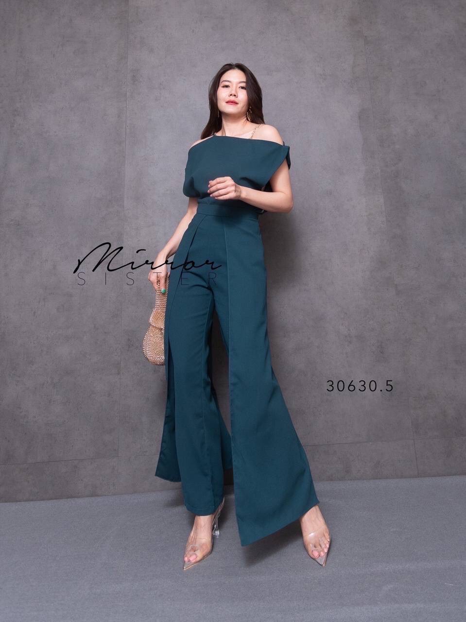 MiRRoRSiSTER’s SET oF WaCHaCha•• ชุดเซ็ทเสื้อกางเกง ทรงสวยเป๊ะปัง ด้วยดีเทลช่วงบน เป็นสายเดี่ยวโซ่ทอง แต่งปาดไหล่สโลปเก๋ไม่ซ้ำใคร ช่วงกางเกงทรงกระบอกแต่งตีเกร็ดตรงหน้าขา แต่งเลเยอร์2ข้าง เวลาเดินพริ้วมีmovementของเนื้อผ้า สวยดีงามเนื้อผ้าดีมาก ใส่เข้าSET