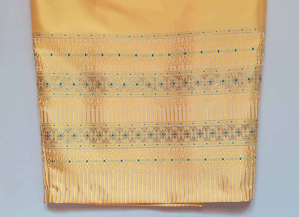 ผ้าถุงไหมสำเร็จรูป (สีเหลือทอง) งานตัดเย็บประณีต อัดผ้ากาวตามสีของผ้าถุง เนื้องานดีเกรด A (รอบเอว 32 นิ้ว)