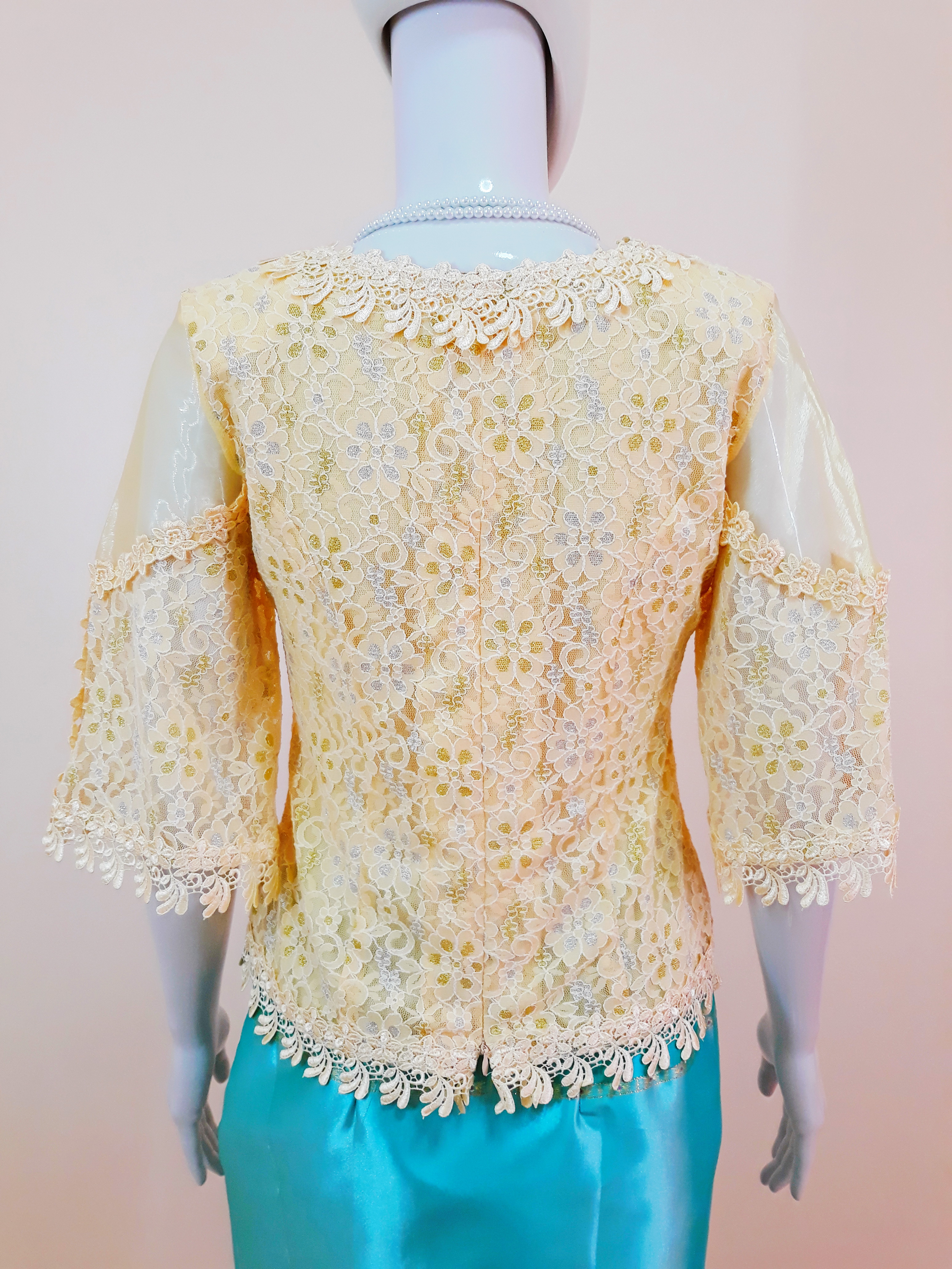 เสื้อลูกไม้ สีครีม สวยหรู ดูดีมีระดับ มีซับในตัว (อกวัดเต็ม37 : รอบอก 34-35 นิ้ว/ใส่ได้)