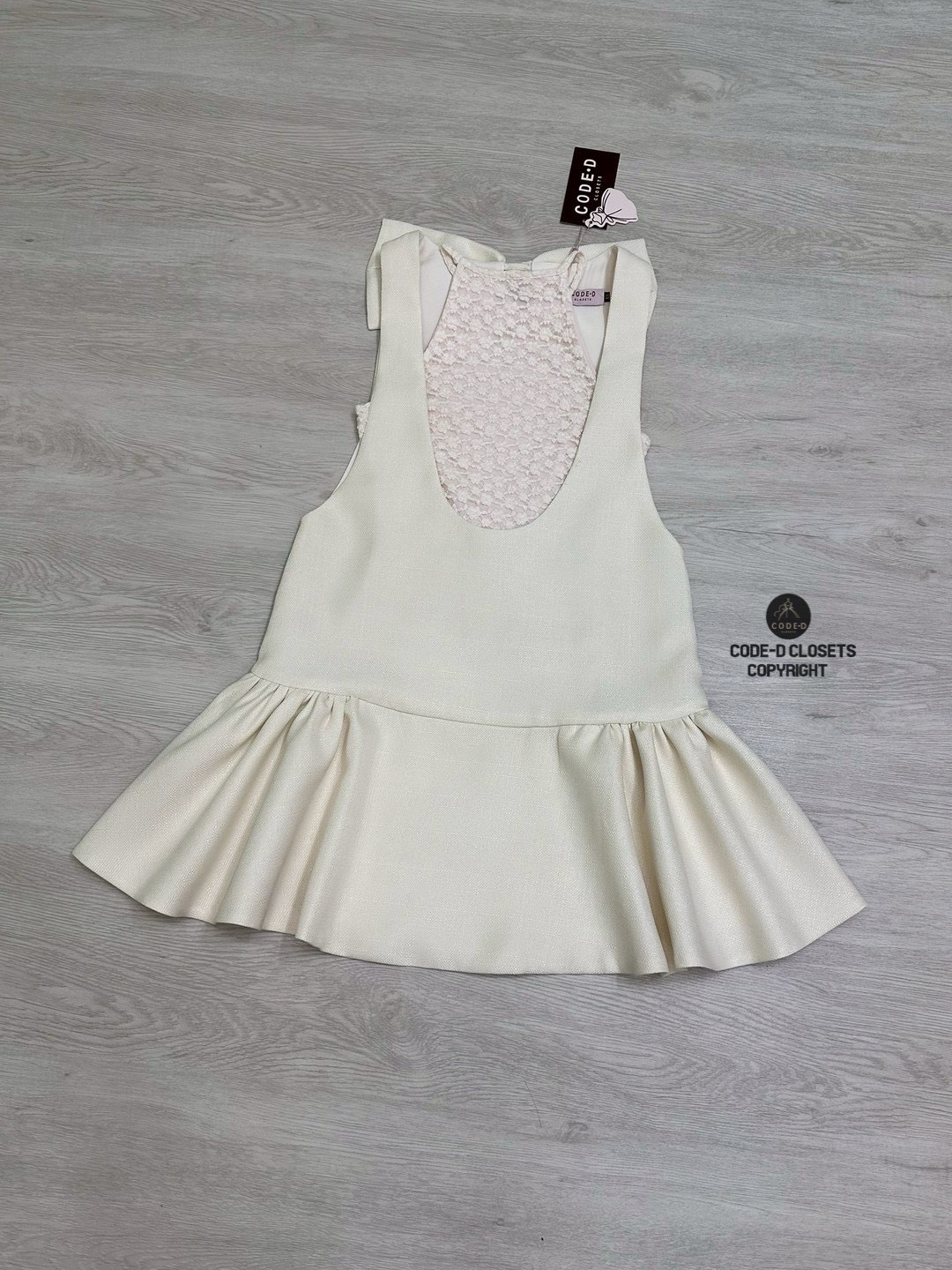 Set 2 ชิ้น สีครีมเสื้อครอปเนื้อผ้าลูกไม้สายเดี่ยวคล้องคอผ้านิ่มยืดได้ ทรงเข้ารูปพอดีตัว มาพร้อมกับมินิเดรสสายใหญ่เว้าลึกสไตล์เอี๊ยมสีครีมผ้าทอเส้นเล็กมีเทคเจอร์ ชายกระโปรงจับจีบพลิ้ว เนื้อผ้าดี (ไม่มีซิป) น่ารักมากๆค่ะ