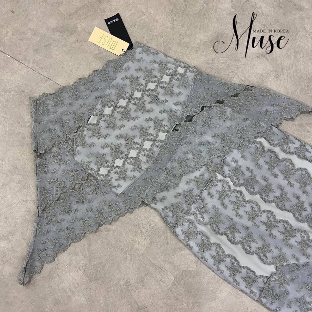 เซ็ตเสื้อลูกไม้ทรงสะพายไหล่ทรงเฉียง ใส่คู่กับกระโปรงเอวสูง ตัวผ้าเป็นผ้าลูกไม้อย่างดี บอกเลยว่าสวยแพงมากๆ