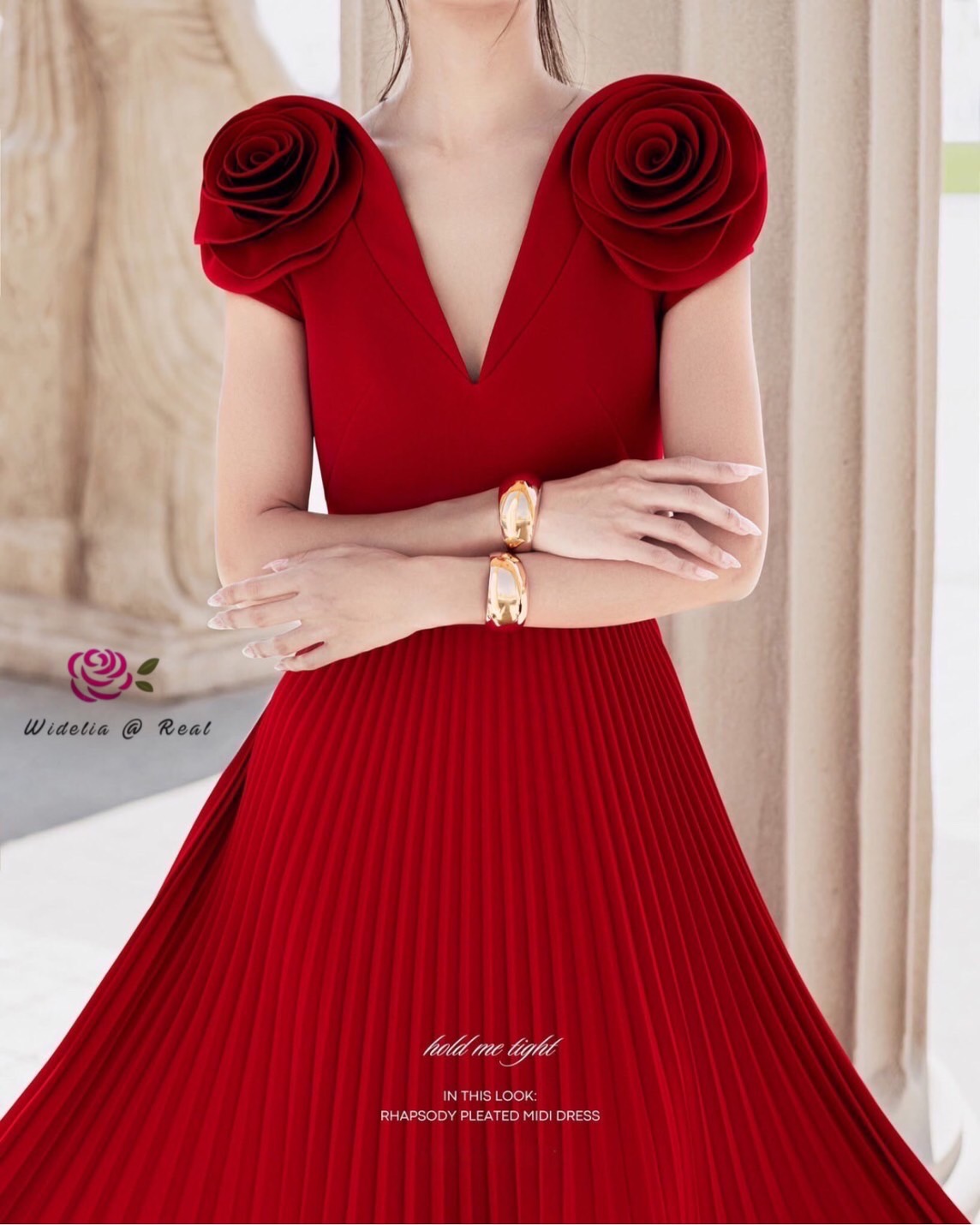 Maxi dress เเม็กซี่เดรสตัวยาว ไหล่ดอกกุหลาบ คอวีหน้าวีหลัง ผูกโบว์ ซิปหลัง กระโปรงอัดพลัท เนื้อผ้าเรียบ สีพื้น งานผ้าอย่างดีค่ะ ทรงสวยเป๊ะ คัตติ้งเนี๊ยบมากๆ รับรองใส่ออกมาไม่ผิดหวังการันตีให้เลย บอกเลยห้ามพลาดเด็ดขาด งานดีงานสวยแน่นอน