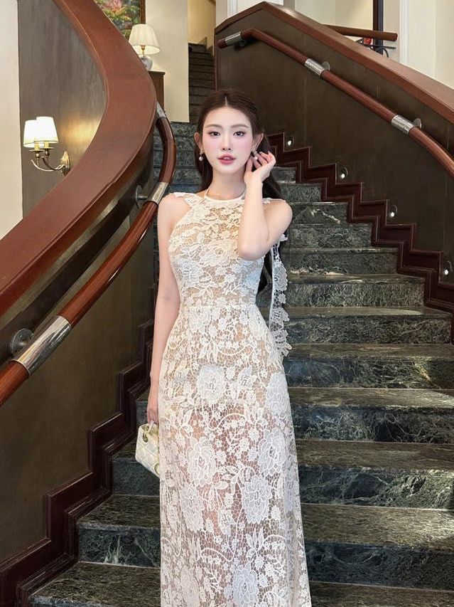 Dress ยาว แขนกุด แต่งผ้าพาดยาวด้านหลัง เอวเข้ารูป กระโปรงยาวสวย เนื้อผ้าลูกไม้เนื้อดี ผ้าหนามีน้ำหนัก เป็นทรงสวยมากค่ะ ซับในทั้งชุด ใส่ออกมาเป็นทรงสวยสุดๆค่า ซับในทั้งชุดค่า