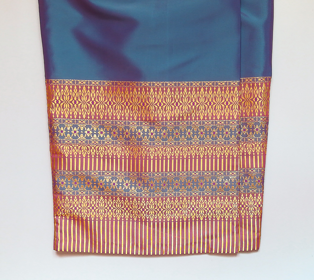 ผ้าถุงไหมสำเร็จรูป (สีน้ำเงินอมม่วง) งานตัดเย็บประณีต อัดผ้ากาวตามสีของผ้าถุง เนื้องานดีเกรด A (รอบเอว 28 นิ้ว)