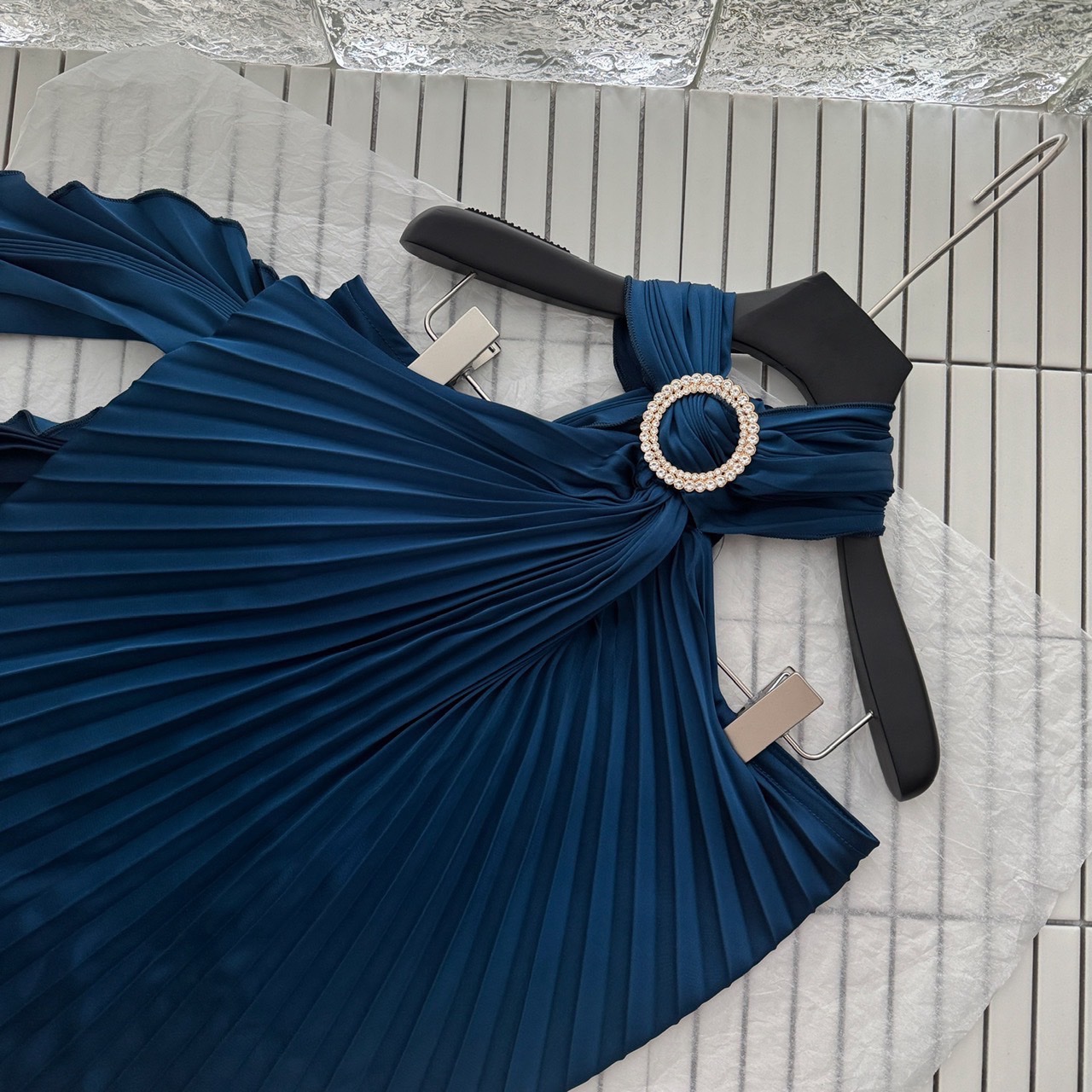 ||| GB SHOP ||| 5230# เสื้ออัดพลีท คล้องคอ แต่งเพชรด้านหน้า เนื้อผ้าดี งานสวย