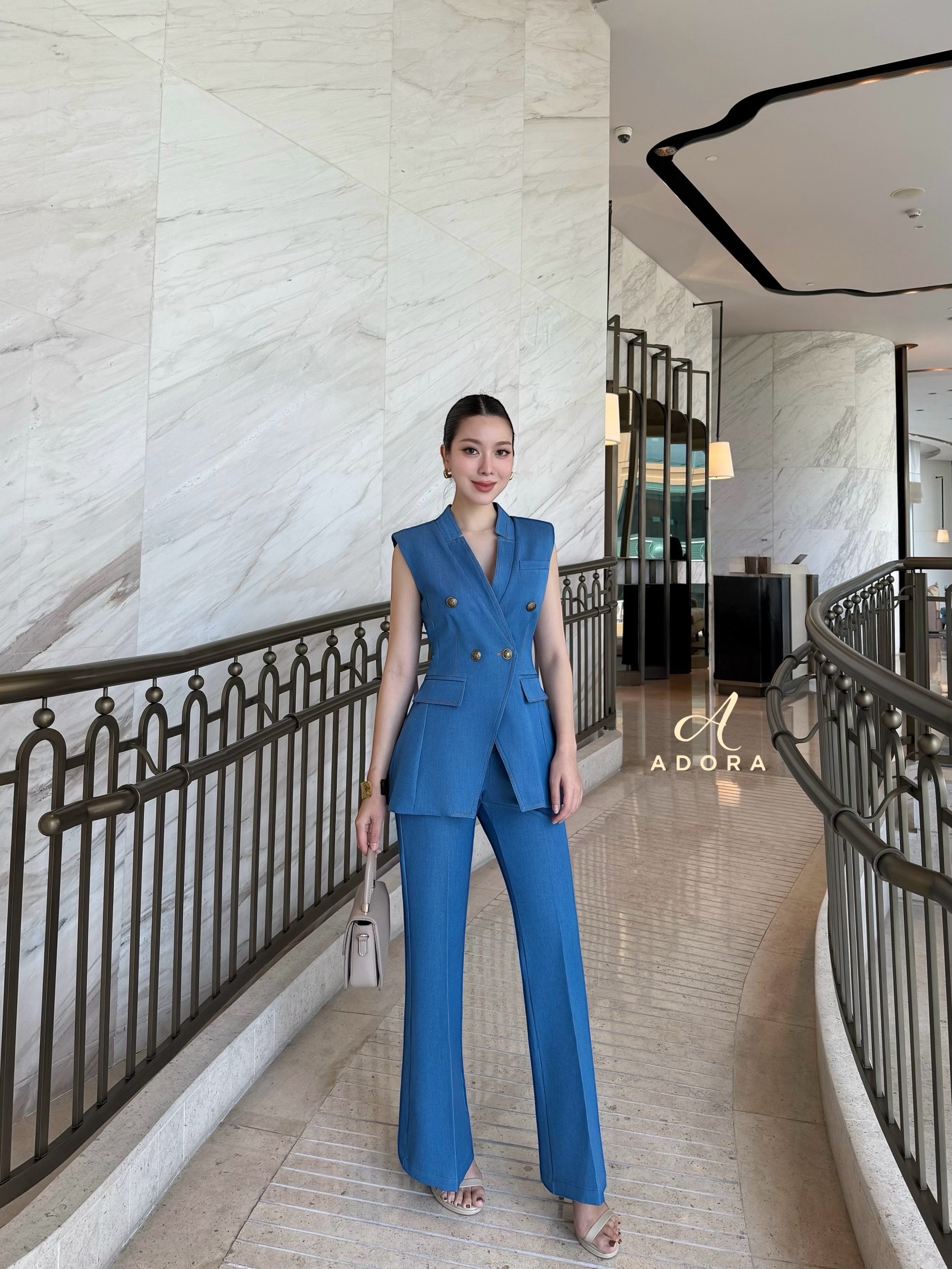 เซ็ทสุดคุ้ม ดีไซน์สุดหรูหรา เสื้อดีไซน์คอวีแขนกุด งานกระดุมหน้า เนื้อผ้าโพลีเอสเตอร์ แต่งกระเป๋าหน้า ใช้อะไหล่กระดุมงานพรีเมี่ยม + กางเกงเอวสูง เข้าเซ็ท ใส่แล้วเก็บทรง ดูหุ่นดีมากๆเลยค่ะ เนื้อผ้าเกรดพรีเมี่ยมทั้งตัว เนื้อผ้ามีคุณภาพ