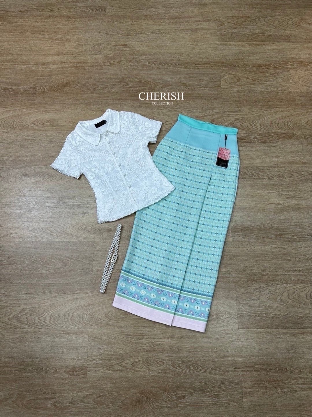 Set 3 ชิ้น ชุดไทยสวยเก๋ ตัวเสื้อลูกไม้คอปกสุดน่ารักตกแต่งกระดุมหน้าพร้อมซับในทั้งตัว ตัวกระโปรงเป็นผ้าถุงมีเทคเจอร์พิมพ์ลายไทยพับจีบหน้าผ่าหลังใส่สะดวกสบายแถมเข็มขัดให้อย่างดีเลยเจ้าค่า จะไปงานบุญ งานแต่งต้องมีนะคะ
