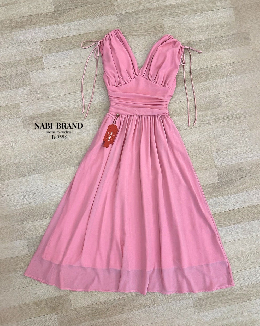 Label :: #NABIBRAND Code :: B-9586 Detail :: เดรสผ้าชีฟองแบบพริ้วๆระบายๆ สีชมพูลุคหวานแบบลัคชู แต่งผูกเชือกที่ไหล่ ทรงแขนกุด คอวี ชุดมีฟองน้ำและซับใน งานซิบหลัง ใส่ชิลๆไปทะเล หรือออกงาน ออกเดท ได้ เลยนะ สวยเกินใครเลยค่ะ สาวๆ 🩷 #งานป้ายนาบี #งานป้า