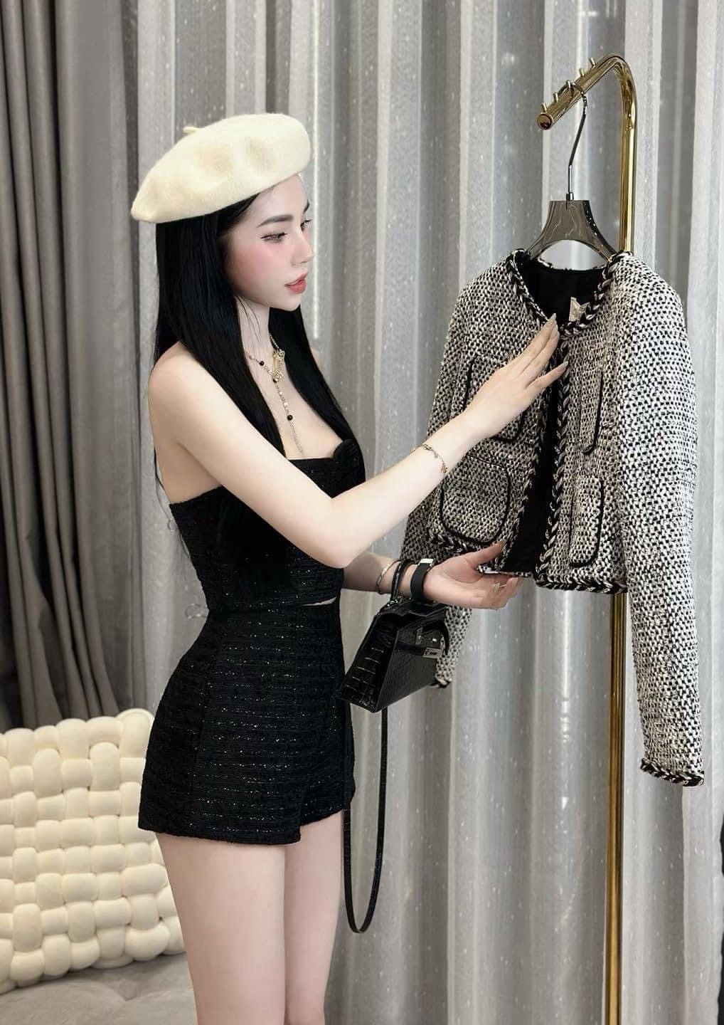 ชุดเซต 3 ชิ้น เสื้อ+กางเกงขาสั้น+เสื้อคลุม เนื้อผ้าทวิส งานสวยมากเนื้อผ้าดีมาก ตัวเสื้อด้านในเป็นเกาะอก มีซิบด้านหลัง จะใส่คู่กับกางเกงก็สวยสวยแซ่บ ใส่เสื้อคลุมก็จะดูเรียบหรูดูแพง กางเกงทรงสวยมาก มีซอบด้านหลัง ใส่เที่ยวถ่ายรูป