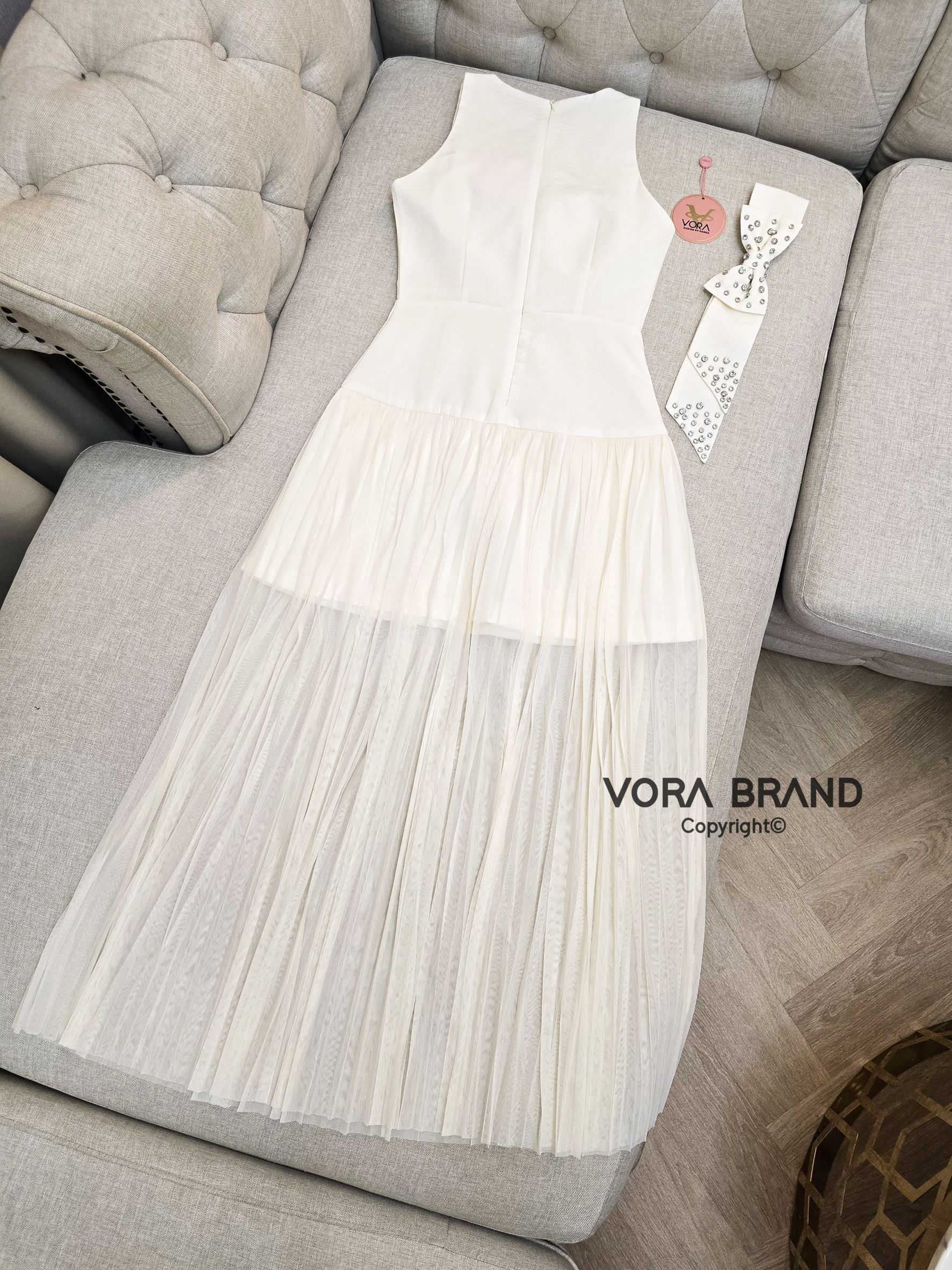 Dress ยาวแขนกุด สายเดี่ยว อกมีฟองน้ำจัดทรงให้ค่ะ ช่วงไหล่แต่งโบว์ใหญ่ แต่งปักเพชร ช่วงเอวเข้ารูป ช่วงกระโปรงตัดแต่งผ้าชีฟองอัดพลีทบานรอบชุด เนื้อผ้ามี texture ผ้าหนาเป็นทรงสวย มีซับในทั้งชุด