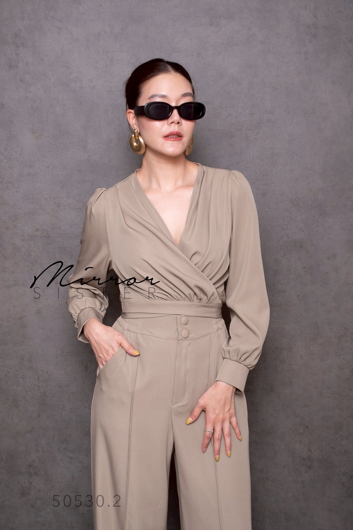 Mirrorsister’s Wrap Luxe Power Set•• เซ็ตเสื้อและกางเกงขายาว ที่ผสมผสานความเฟมินีนและความมั่นใจในลุคเดียว • เสื้อทรงคอปาดไขว้ (wrap) ช่วยเก็บทรงและเพิ่มเสน่ห์อย่างมีระดับ