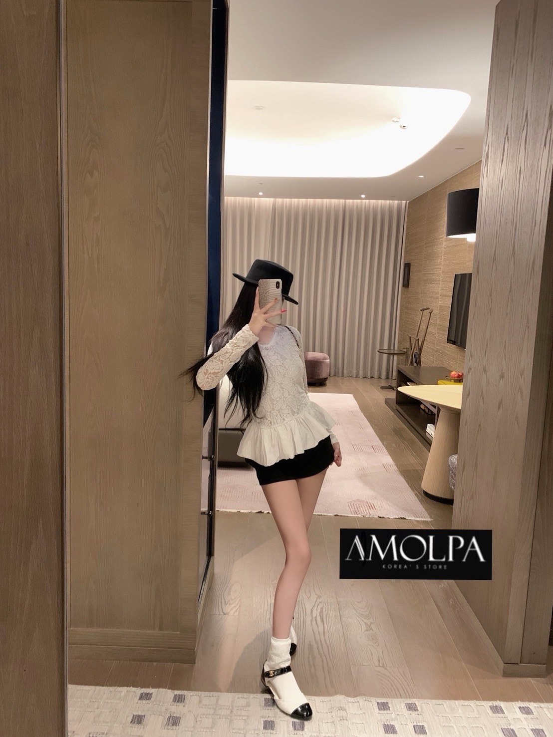 เสื้อแขนยาว CH แต่งลูกไม้ LOGO CC เนื้อนิ่ม สวยหรู ดูแพง สวยม๊ากกกกก เนื้อผ้าดีมากๆค่ะค๊าลูกค้า ผ้าเย็นๆ ใส่สบายสุดๆ แมทซ์กับอะไรก็สวย เข้ากันได้