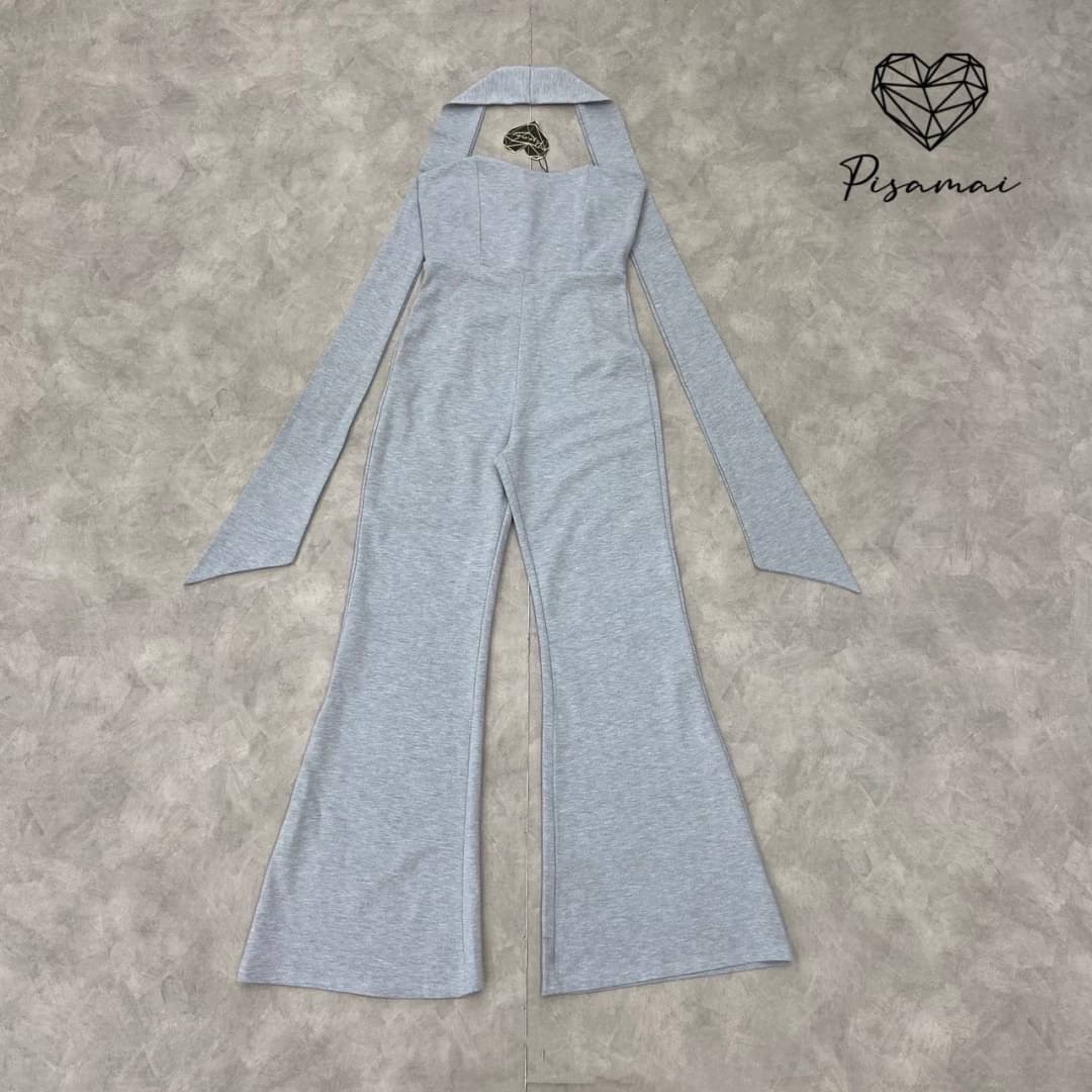 จั้มสูทเกาะอกขายาวสีเทา มาคูทกับผ้าพาดคอสายตา หรู สวย ดูแพงมากกกกกกกกกค่าสาวๆ ถ่ายรูปดีมาก ปังปุริเย้แน่นอนค่า