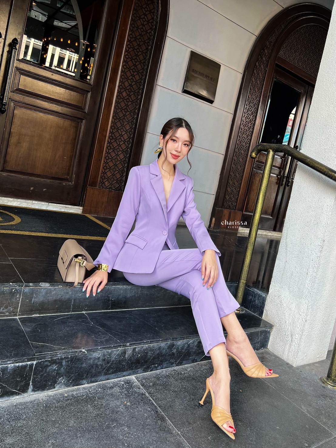 เสื้อสูท+กางเกง setsuit สีสวยไม่เหมือนใคร ตัวเสื้อมีซับในทั้งตัว แต่งกระดุม1 เม็ด กระเป๋าจริงทั้งเสื้อและกางเกง มาพร้อมกางเกงขายาว 9 ส่วน เป็นทรงกระบอกเล็ก งานดีเวอร์ อัดรีดกาวทั้งชุด งานคุณภาพสุดๆและหรูมากคะ
