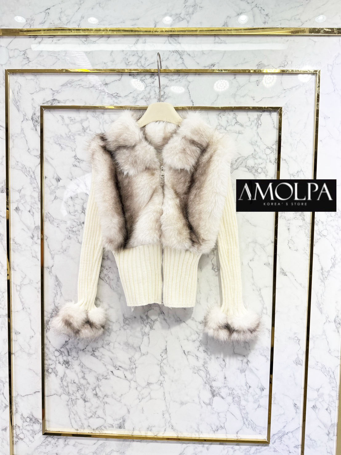 JACKET CEL ขนเฟอรร ซิปหน้า มีอะไหล่LOGO ห้อยตุ้งติ้ง งานสวย พื้นจะเป็นผ้าร่องใหญ่ทอแน่น แต่งปกคลุมด้วยเฟอร์ช่วงหน้าอกและปลายแขนมิ้ง เนื้อผ้านิ่มมากกกกก หนานุ่มแน่น.... งานน่ารักมาก ผ้าใส่สบายมากกกก เนื้อผ้าดีมากๆค่ะค๊าลูกค้า ใส่แล้วไม่ร้อนระบายความร้อนได้