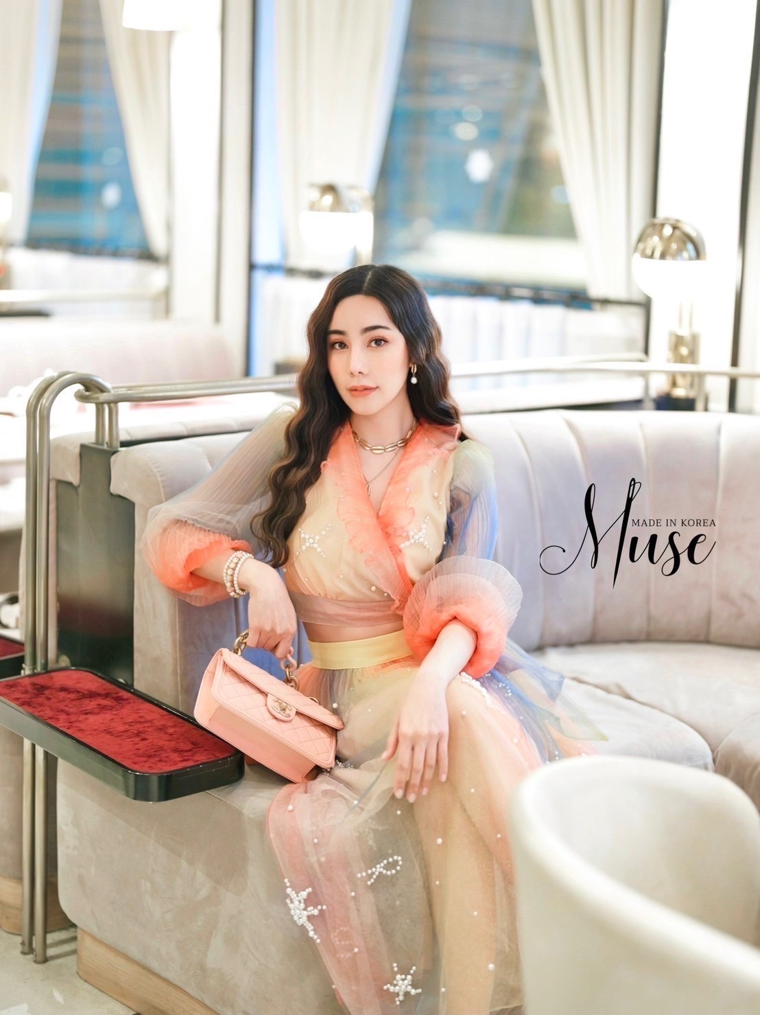 เซ็ตเสื้อแขนตุ๊กตาคอวี ตัวผ้าเป็นงานทำขึ้นมาใหม่ งานไล่สียากมากๆนะค่ะ ใส่คู่กับกระโปรงเอวสูง ตัวชุดแต่งงานปักมุขเยอะมากๆ เป็นงานมือทั้งตัวนะค่ะ งานละเอียดสุดๆ