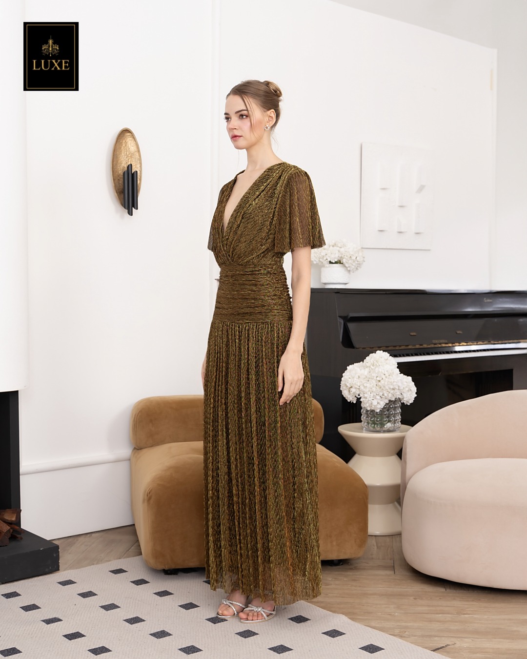 Draped Metallic Frill Sleeve Maxi Dress Label : LUXE ☑️แม็กซี่เดรสเสื้อคอวีป้าย แขนระบาย กระโปรงจับเดรปเข้ารูปตรงสะโพก ต่อชายกระโปรงบาน ☑️ทำจากผ้าราเม่อัดพลีทผสมดิ้นเมทัลลิก ผ้านุ่ม ยืดหยุ่น ใส่สบาย เล่นแสงสวย