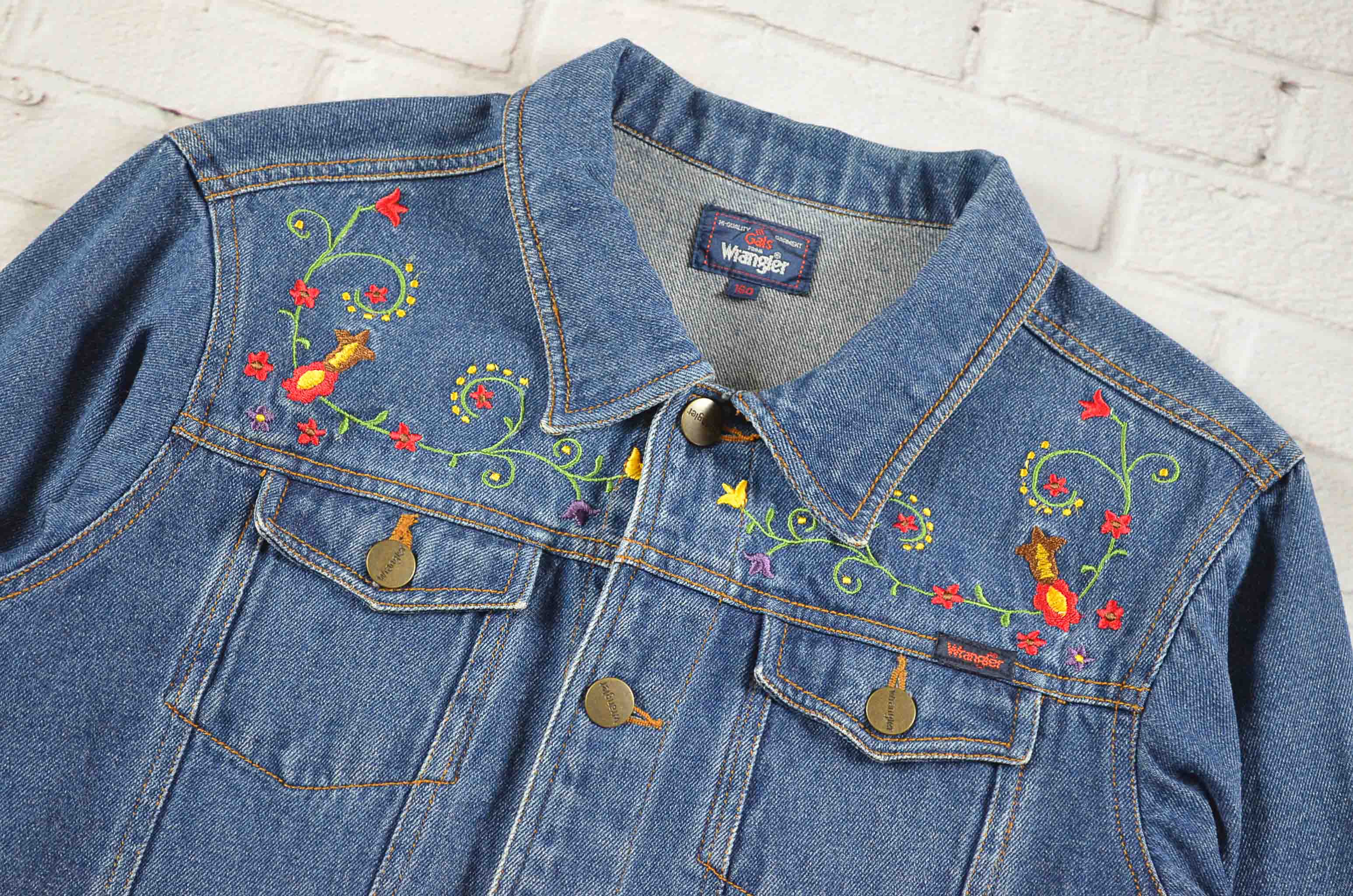 Wrangler อกจริง37' (M) เสื้อแจ็คเก็ตยีนส์ เสื้อยีนส์แขนยาวหญิงชาย เนื้อผ้านุ่มใส่สบาย ปักรายดอกไม้น่ารัก