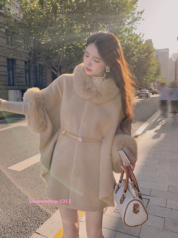 เสื้อโค้ทสไตล์เสื้อคลุมแต่งเฟอร์คอและแขน แบบใหม่ใส่สบายพร้อมเข็มขัดเข้ารูป ผ้าวูลผสมแคชเมียร์หนา มี 2 สี ขนาดฟรีไซส์