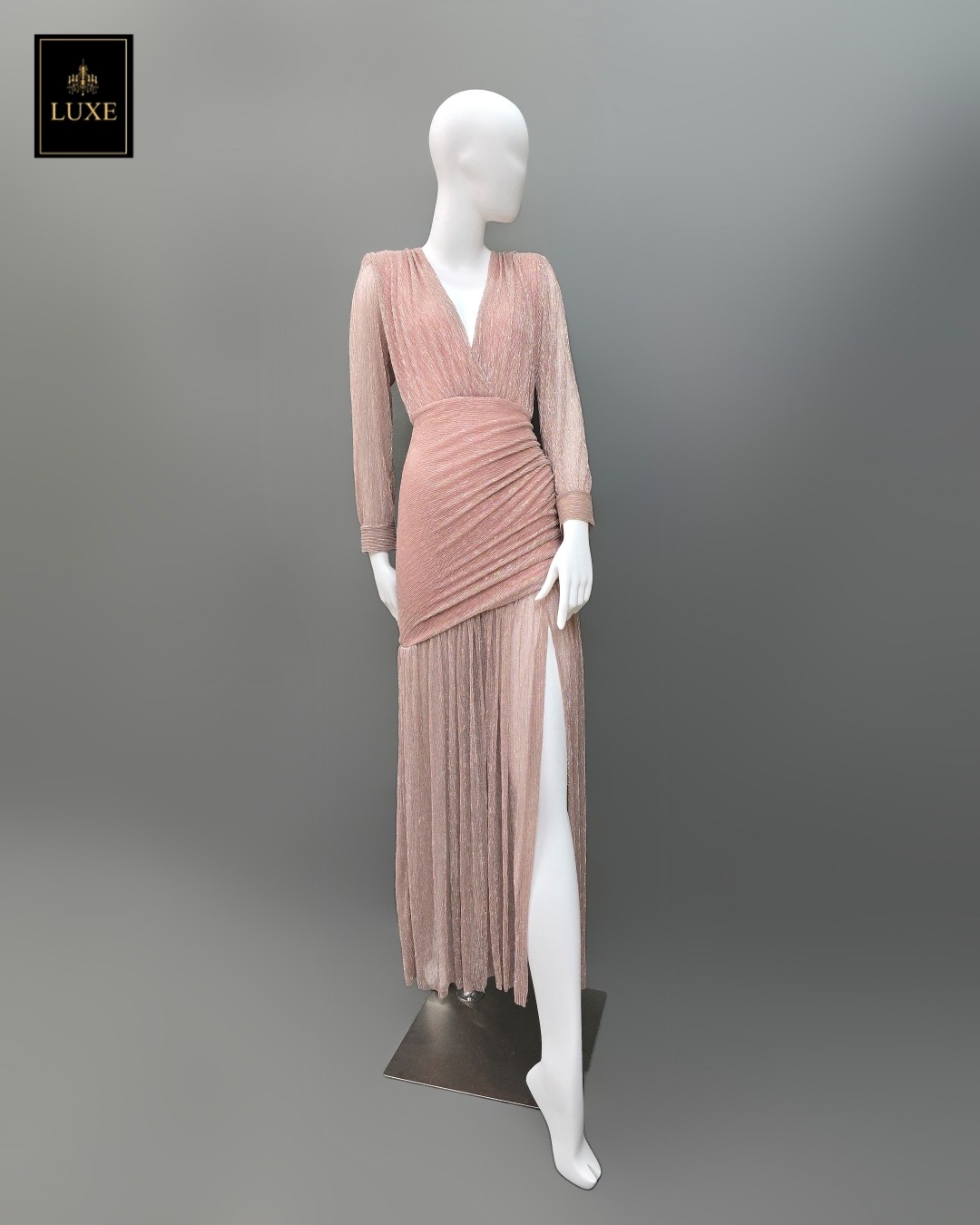 Label : LUXE แม็กซี่เดรสเสื้อคอวีป้าย แขนยาวเสริมไหล่ กระโปรงจับเดรปย่นเข้ารูปตรงสะโพก ต่อชายกระโปรงบาน ผ่าหน้าขา ทำจากผ้าราเม่อัดพลีทผสมดิ้นเมทัลลิก ผ้านุ่ม ยืดหยุ่น ใส่สบาย เล่นแสงสวย มีซิปซ่อนและซับในเต็มตัวค่ะ