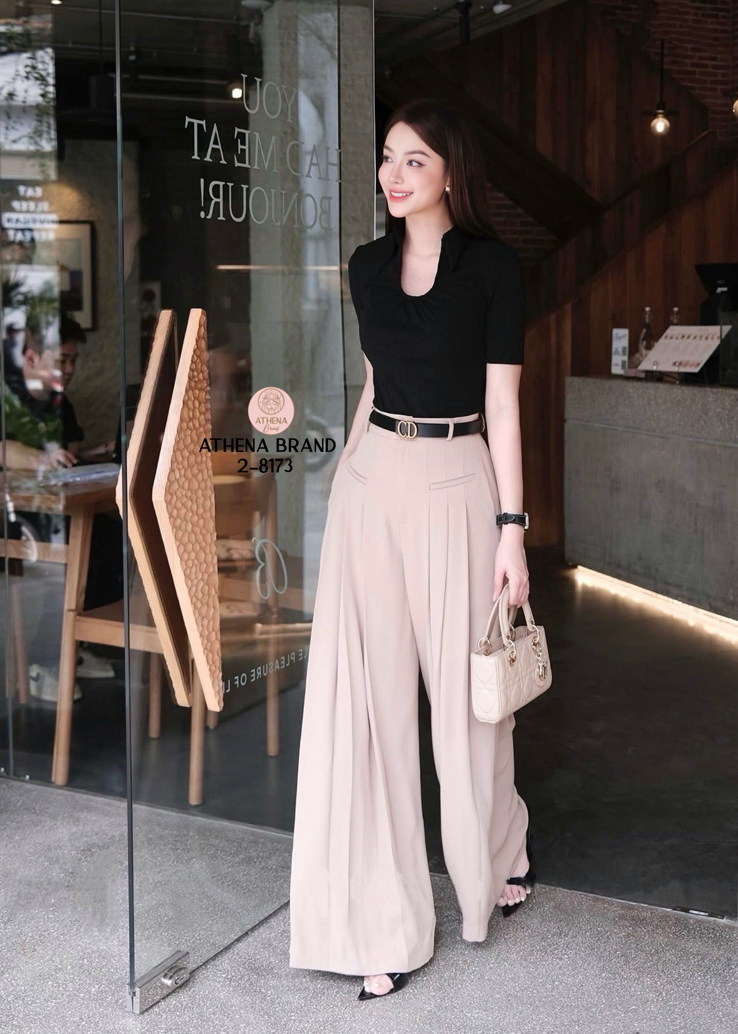 Tag 🔖 :Athena (อธีน่า) Brand Detail :: เสื้อ+กางเกง+เข็มขัด เสื้อยืดคอปกผ้าร่อง แมตช์มาคู่กับกางเกงขายาวดีไซน์เย็บจับจีบ มีกระเป๋าใช้งานได้จริงทั้ง2 ข้าง เนื้อผ้าดี๊ดีมีน้ำหนักและมีTexture งานมีซับใน สวมใส่แบบซิปด้านหน้าและมีตะขอเกี่ยว และมาคู่กับ