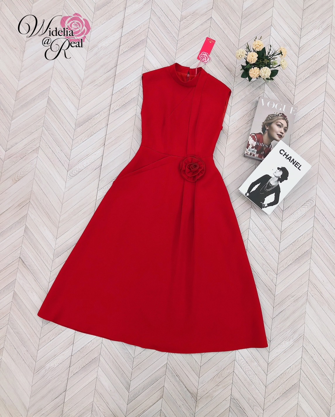 Dress เดรสตัวยาว แขนกุด เอวเย็บดอกไม้ เนื้อผ้าเรียบ สีพื้น ผ้ามีน้ำหนักทิ้งตัว ไม่บาง ซิปหลัง ด้านหน้าเย็บแต่งจีบ มีกระเป๋าล้้วงด้านข้าง2ข้าง งานคัตติ้งเนี๊ยบ ทรงสวยเป๊ะมาก รับรองใส่ออกมาไม่ผิดหวังการันตีให้เลย บอกเลยห้ามพลาดเด็ดขาด งานดีงานสวยแน่นอน