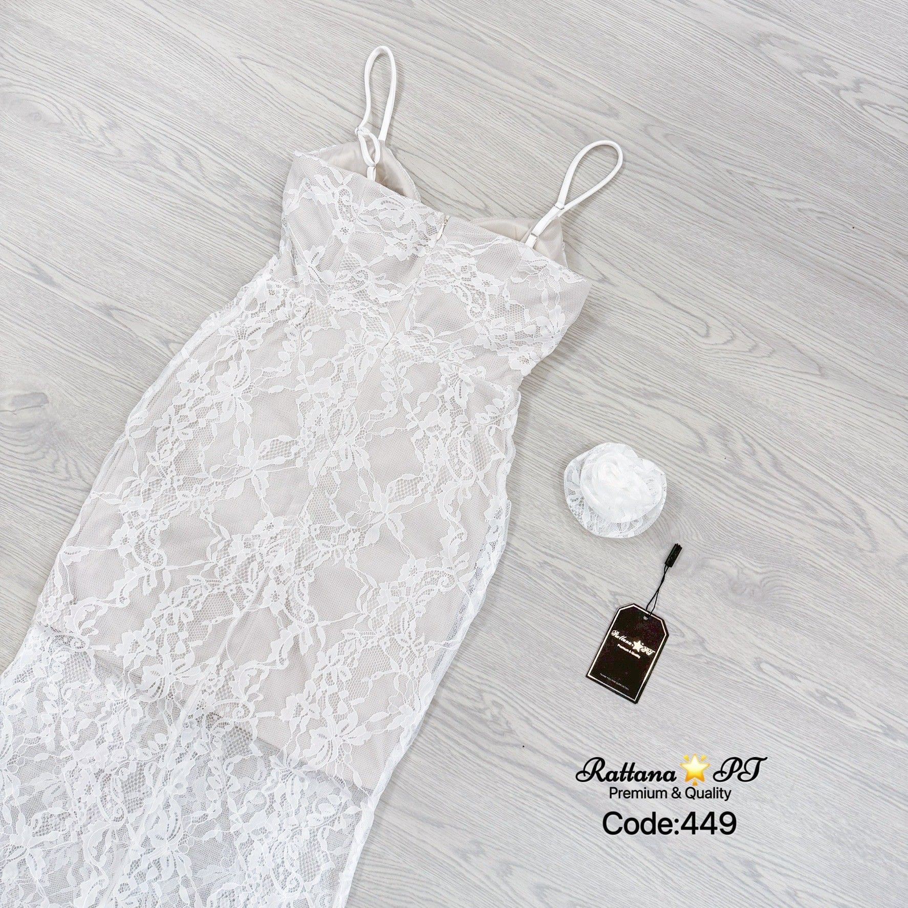 เดรสยาวลูกไม้ ทรงสวยมาก ดีเทลชุดแต่งดอกไม้ ดอกไม้สามารถถอดออกได้ มีความหรูหรา ดูแพง ใส่ดินเนอร์ ออกงาน ออร่าพุ่ง สวยเด่นกว่าใคร ใส่ดูสูงเพียว มีซับในหน้าอกมีฟองน้ำ สายสามารถไปปรับได้ มีซิบด้านหลัง ช้าไม่ได้แล้วคร้า ของสวยๆหมดไวจัดด่วนๆ🔱