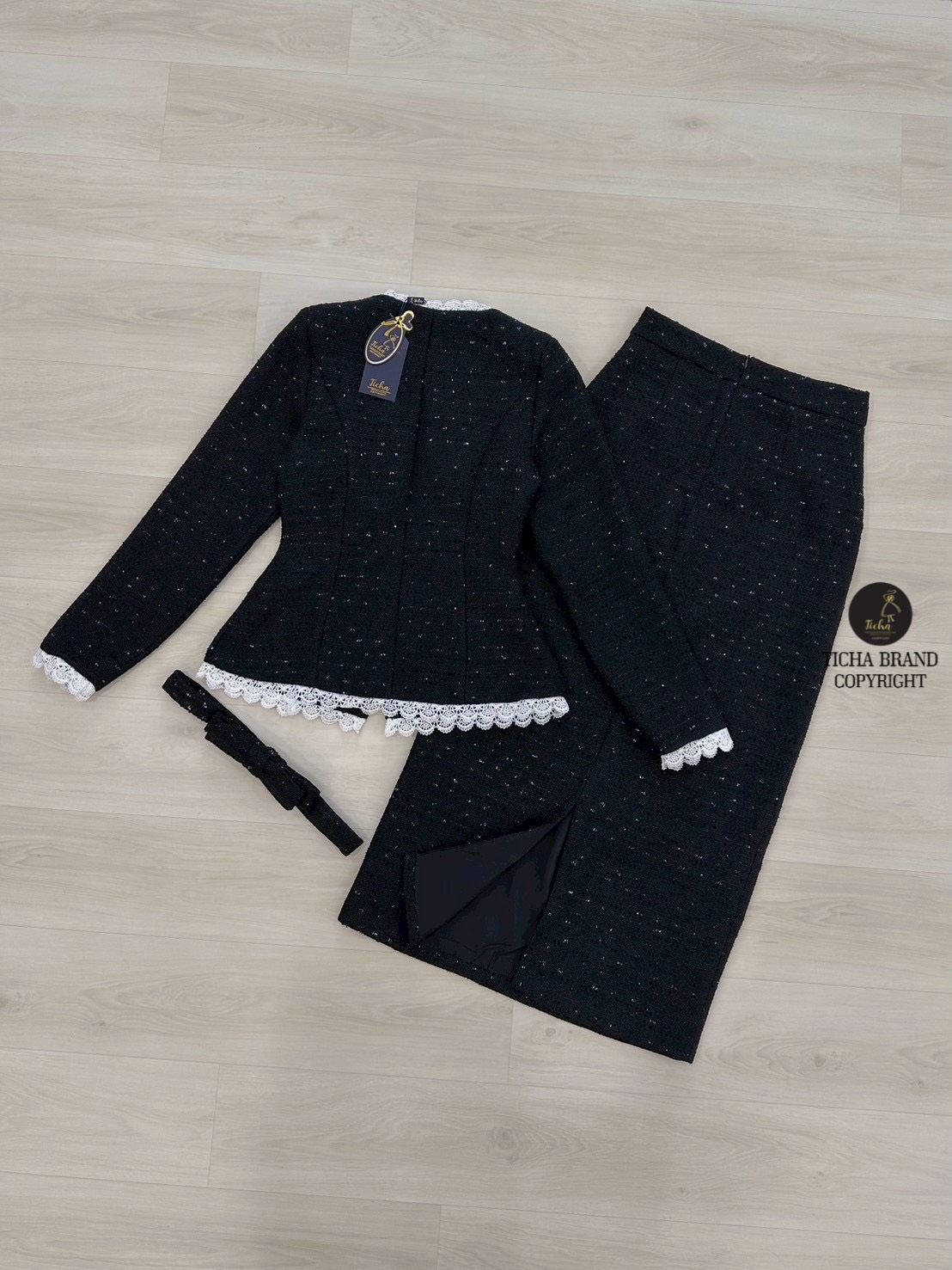 ชุด Set2ชิ้น เสื้อแขนยาวผ้าทอสีดำทั้งชุด คอกลม แต่งระบายคอ ปลายแขน และชายเสื้อ ซิปหน้า (อกเสริมฟองน้ำ) มาพร้อมเข็มโบสีดำใส่แมตช์กับกระโปรงยาวทรงสอบ แต่งผ้าหลัง (มีซิปหลัง)