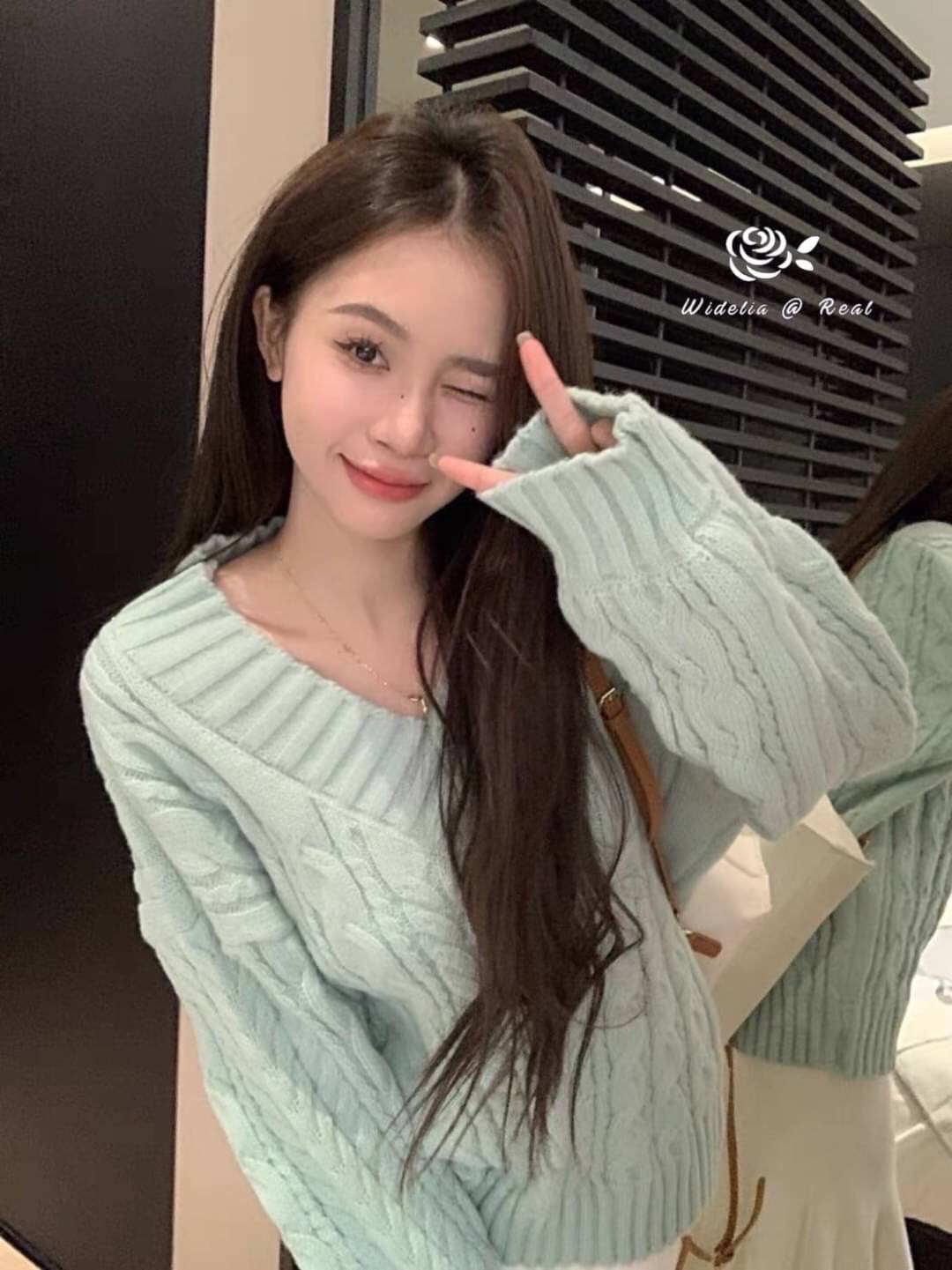 Sweater เสื้อกันหนาวสุดน่ารัก เนื้อผ้าไหมพรมหนานุ่มใส่อุ่นสบาย งานเนื้อผ้าอย่างดีสวยคุ้มเกินราคามาก ใครชอบงานเรียบแต่หรูต้องตัวนี้ รับรองใส่ออกมาไม่ผิดหวังการันตีให้เลย บอกเลยห้ามพลาดเด็ดขาดงานดีงานสวยจริงต้อง Widelia @ Real