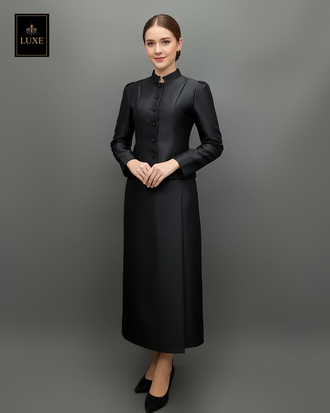 Elegant Black Chitralada Thai Attire Label : LUXE ☑️ เซ็ทเสื้อเข้ารูปผ่าหน้าแขนยาวทรงกระบอก จับคู่กระโปรงป้ายยาวทรงสอบ ☑️ ผ้าปารีส สีดำสนิทมันเงาเล็กน้อย ☑️ สวมใส่สบาย แพทเทิร์นเนี้ยบเข้ารูปกระชับ