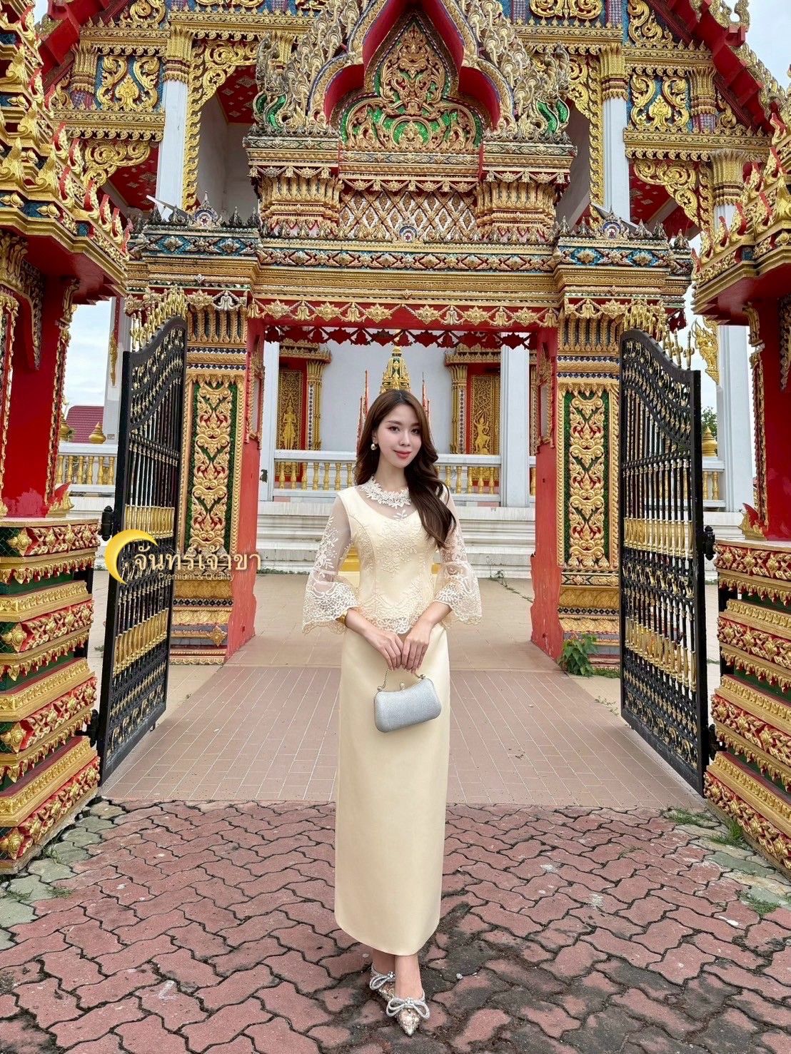 ชุดเซตลูกไม้+ผ้าถุง เรียบหรูดูแพง เนื้อผ้าดีมาก เสื้อลูกไม้สวยหรู มีเข็มกลัดติดที่หน้าอก สามารถถอดออกได้ หน้าอกมีฟองน้ำ มีซับใน มีซิบด้านหลัง