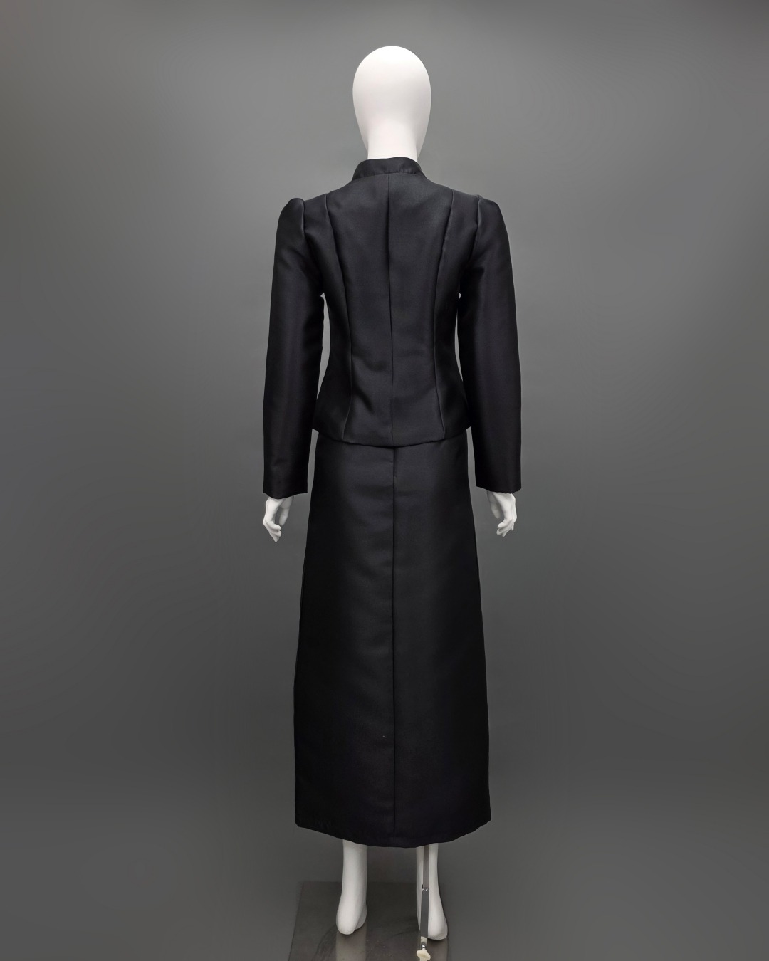 Elegant Black Chitralada Thai Attire Label : LUXE ☑️ เซ็ทเสื้อเข้ารูปผ่าหน้าแขนยาวทรงกระบอก จับคู่กระโปรงป้ายยาวทรงสอบ ☑️ ผ้าปารีส สีดำสนิทมันเงาเล็กน้อย ☑️ สวมใส่สบาย แพทเทิร์นเนี้ยบเข้ารูปกระชับ