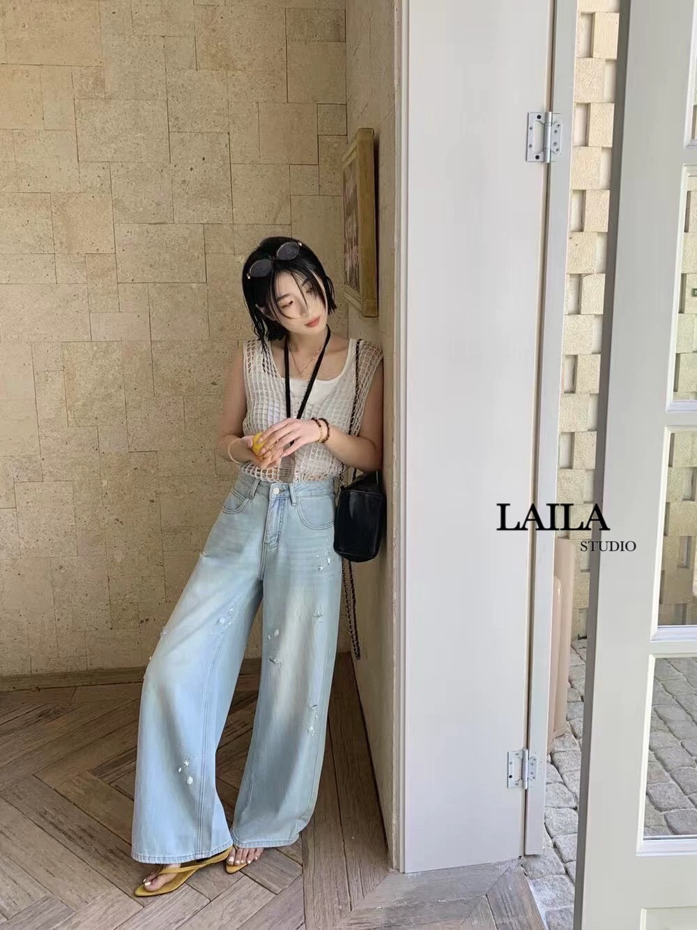 Detail: SET เสื้อ+กางเกง เสื้อคอกลมทรงกล้ามแขนล้ำ งานผ้าไหมทอลายตาข่ายพร้อมสายเดี่ยวซับในมาในโทนสีครีมใส่ง่ายใส่สบาย มาพร้อมกางเกงยีนส์ขายาวทรงปล่อยๆ งานทรงเอวสูงเก็บทรงสวยมากค่าา ดีไซน์แต่งปักไข่มุกสุดน่ารัก งานแมชง่ายกันลุคนี้น่ารักสไตล์ลูกคุณดูแพงค่า #