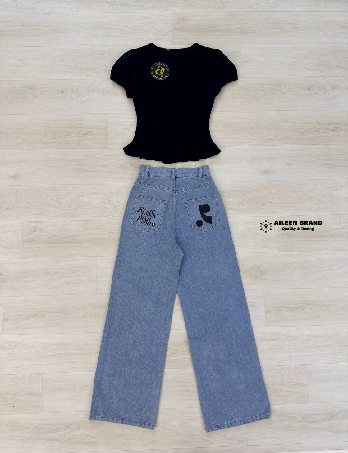 Set2 ชิ้นเสื้อแขนตุ๊กตาคอวีสีดำ แต่งกุ้นลูกไม้สีดำช่วงคอและตัว แต่งโบหน้า และกระดุมสามารถใช้งานได้จริง จับจีบระบายชายเสื้อ มาพร้อมกางเกงยีนส์ขายาว กระเป๋าหลังแต่งลายสกรีนทั้ง2 ข้าง ใส่คู่กันลงตัวพอดีเป๊ะ สาวๆห้ามพลาดเด็ดขาด