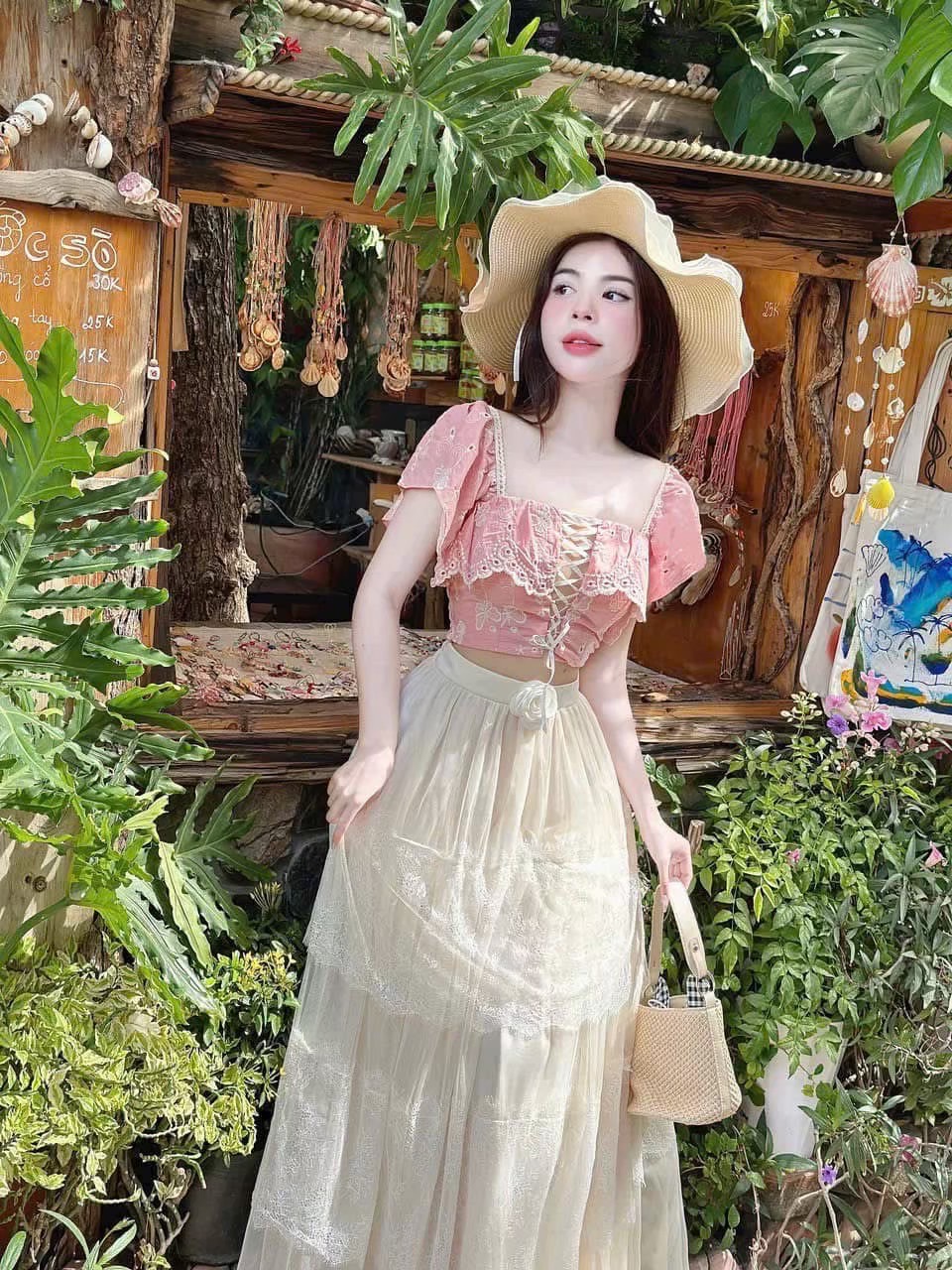 Set 2 ชิ้น เสื้องานปักผีเสื้อแขนระบายร้อยเชือกด้านหน้า แมทซ์กับกระโปรงลูกไม้แต่งเลเยอร์สลับมุ้ง ซับในยาว ผ้าไม่บาง ใส่ได้ 2 แบบเลยค่า จะปาดไหล่ก้อสวยน๊า #parnwadcollection #parnwad #งานป้ายราคาส่ง #งานป้าย #ชุดทำงาน #ชุดเดรส #ชุดเที่ยว #เดรสงานแต่ง #ชุดทำ