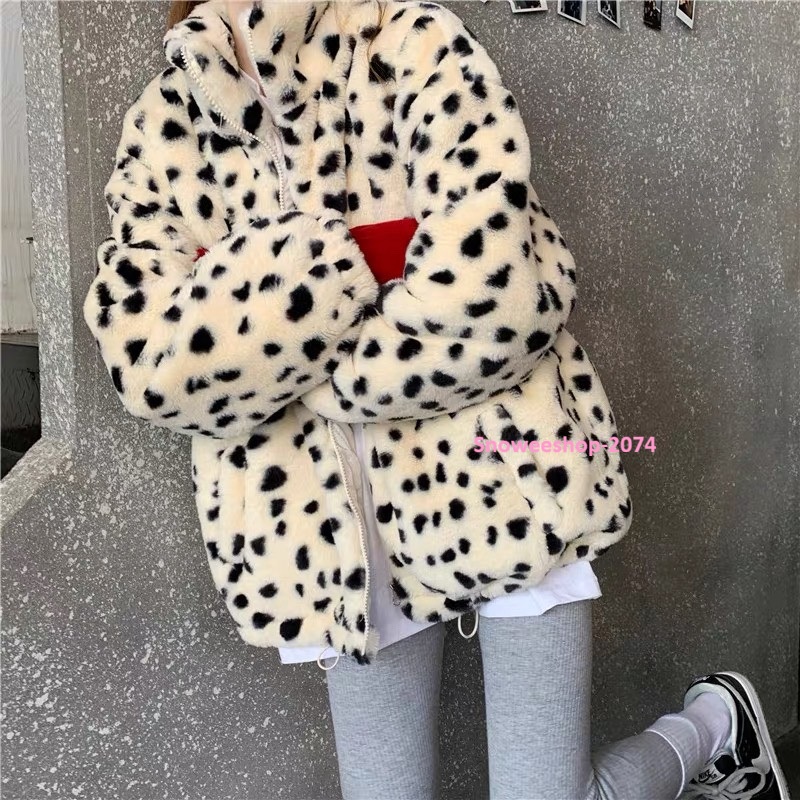 Leopard Lover Must-Have ลายเสือกลับมาแรงอีกครั้ง เสื้อโค้ทขนกำมะหยี่นุ่มฟู ทรงหลวมใส่สบาย สไตล์เกาหลีสุดชิค ใส่เที่ยวต่างประเทศก็ปัง ใส่ในเมืองก็เก๋ อุ่นแต่ไม่อ้วน ใส่แล้วดูแฟสุดๆ ใส่เที่ยวได้ตั้งแต่โซลถึงซัปโปโร พร้อมให้เลือกหลายไซ ใส่ยังไงก็สวยทุกองศา