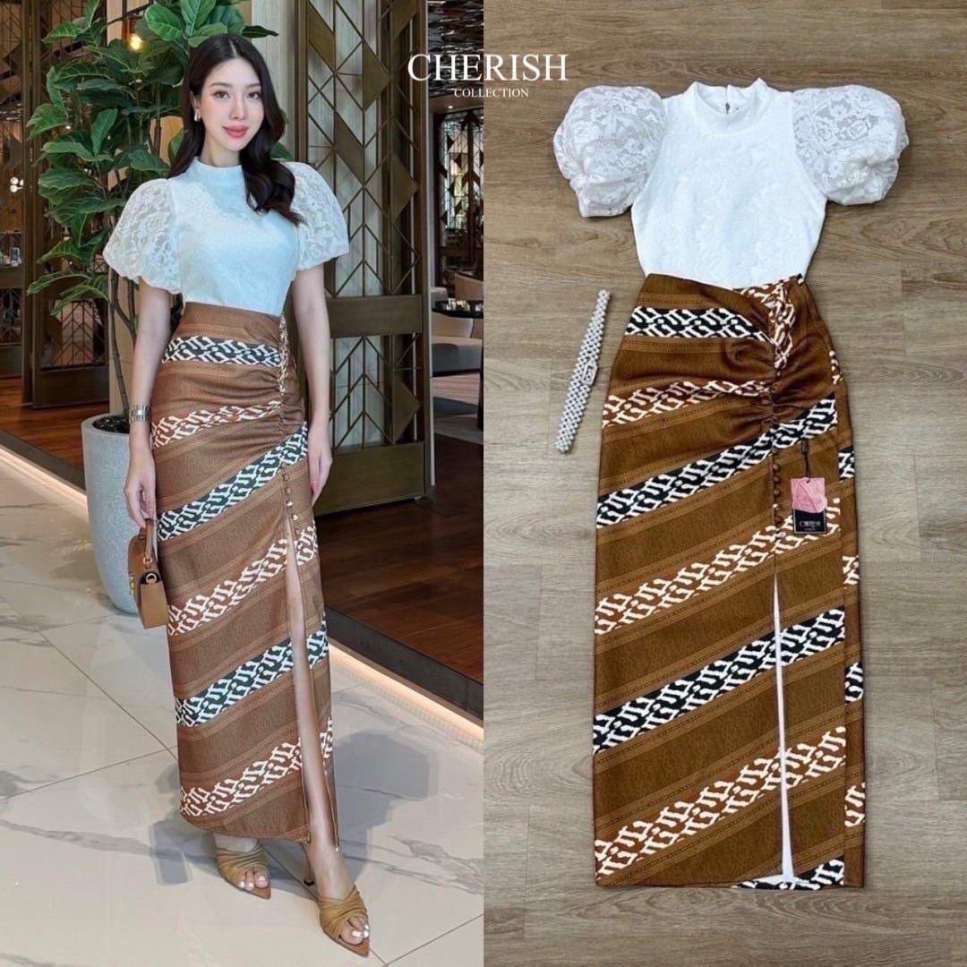 ชุดไทย Set 3 ชิ้น ตัวเสื้อลูกไม้คอปีน แขนตุ๊กตาฟูฟ่องแบบเก๋ มาพร้อมซับในทั้งตัว ตัวผ้าถุงพิมพ์ลายไทยพับจีบหน้าผ่าข้างช่วยทำให้ขาดูเรียวยาว แถมเข็มขัด สวยงามอย่างไทย ใครใส่ก็ไม่เฉย ต้องจัดสักชุดนะคะ