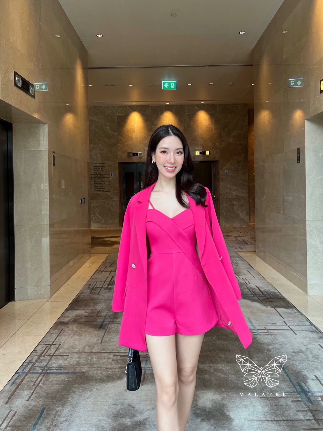 เซ็ตสายเดี่ยวจั้มสูทขาวั้นสีชมพูตีเกร็ดหน้า มาคู่กับสูทคลุมแขนยาวเข้าเซ็ต ใส่เป็น everyday look สวยๆ ได้ทุกวันเลยค่า เนื้อผ้านุ่มใส่สบายมากๆค่าสาวๆ ห้ามพลาดเลยนะคะ